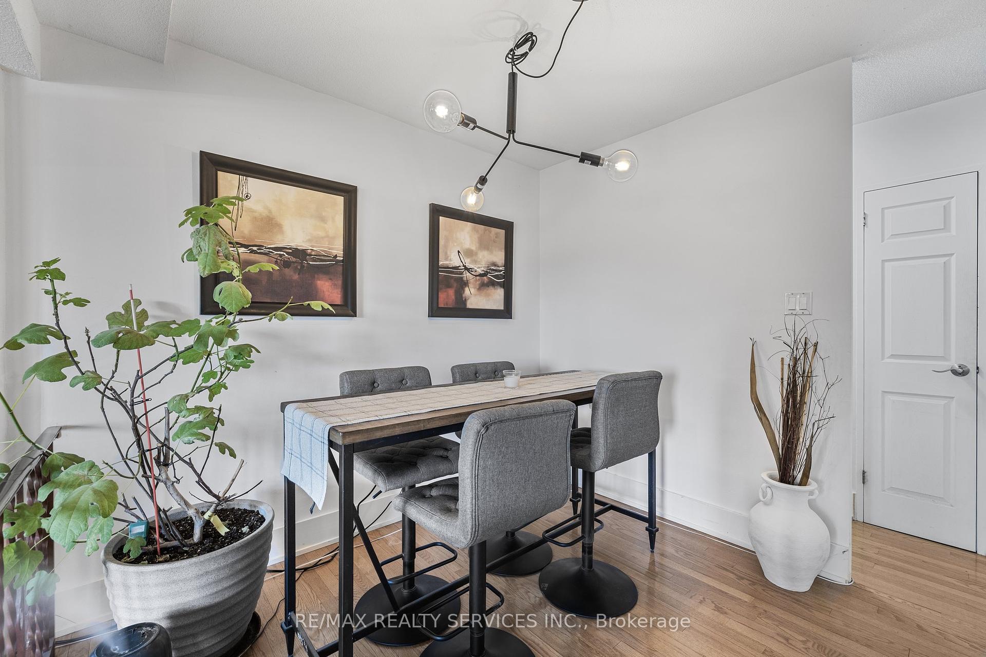 2 Bedrooms Condo at 15 Elizabeth, Mississauga For sale