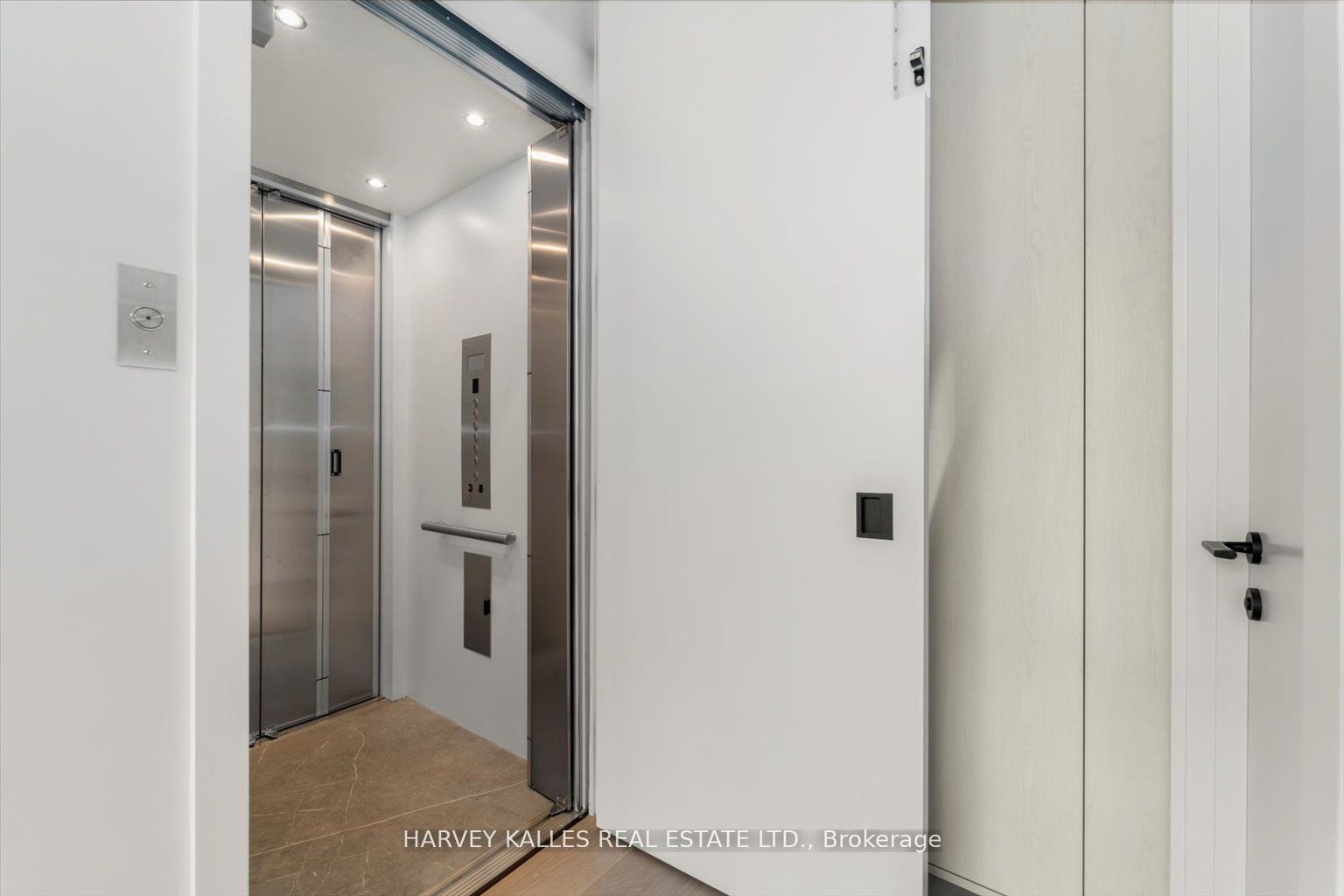 697 Richmond Street W