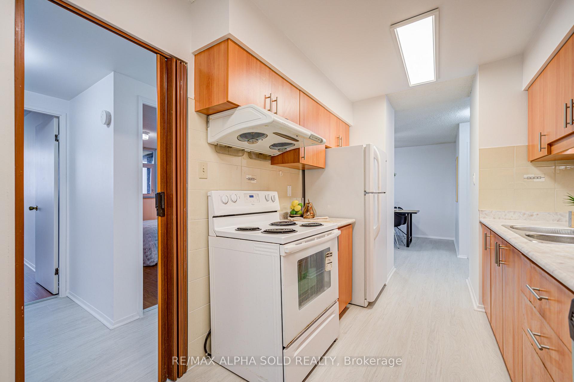3 Bedrooms Condo at 100 Echo Point, Toronto For sale
