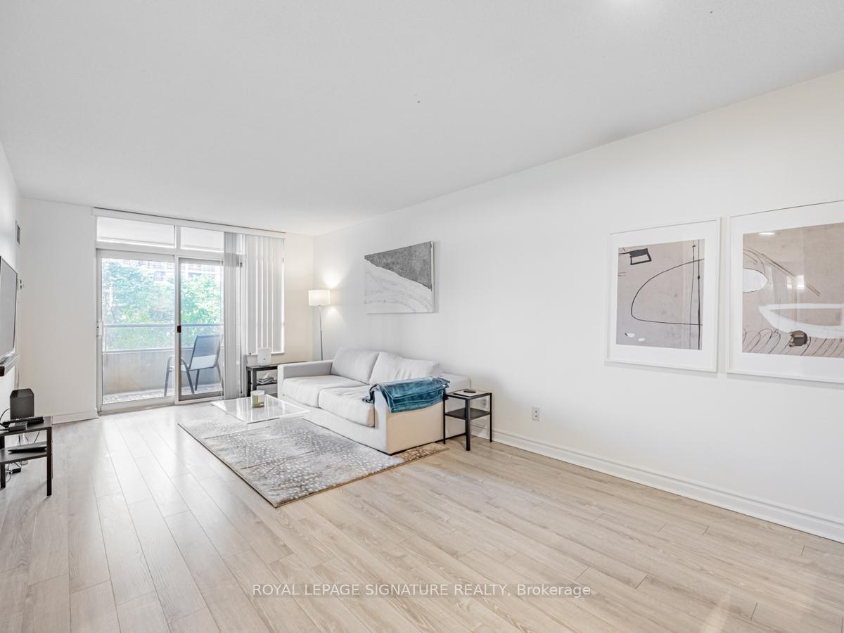 2 Bedrooms Condo at 35 Kingsbridge Garden, Mississauga For sale