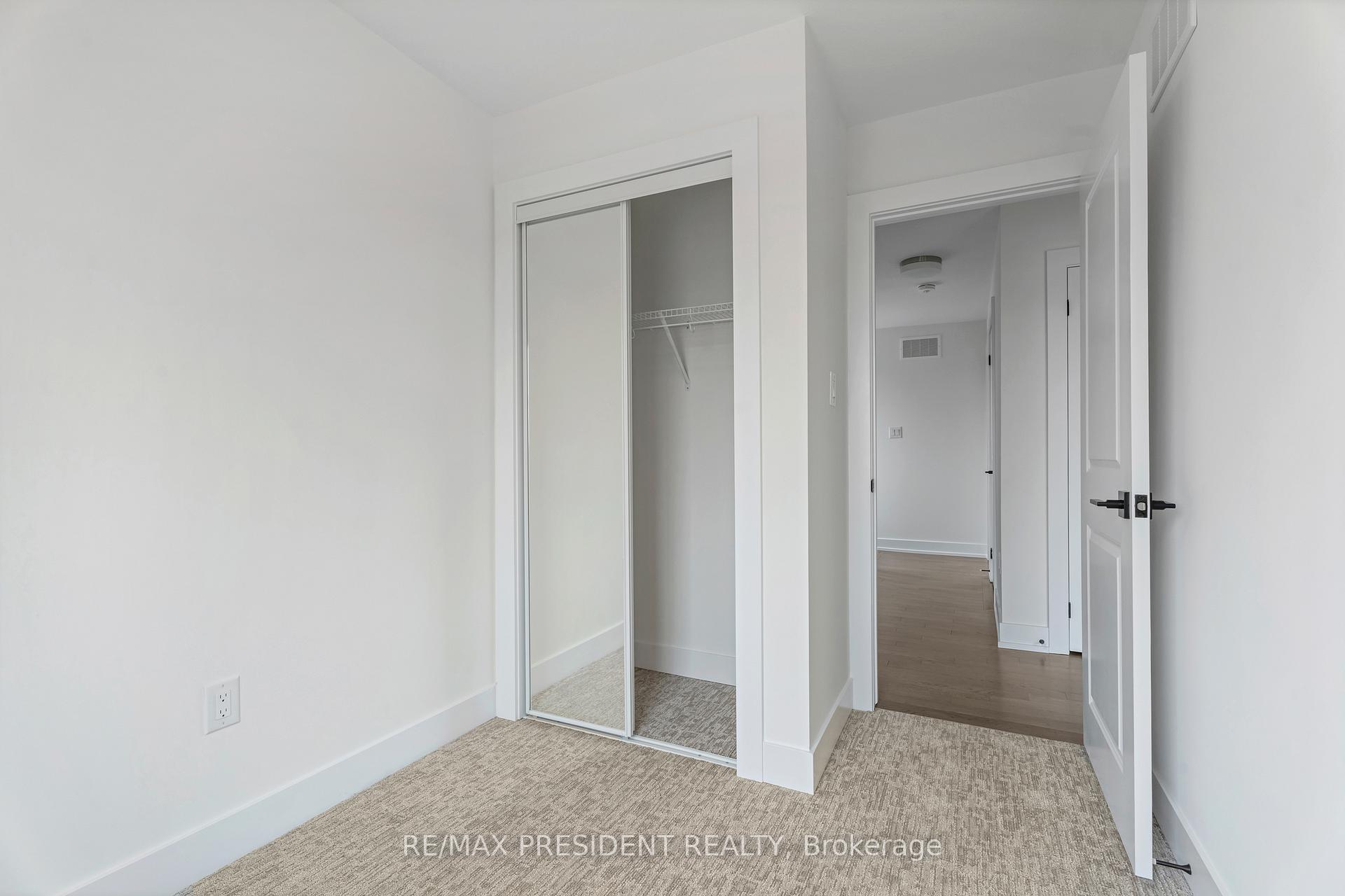 3 Bedrooms Condo at 2273 Turnberry, Burlington For sale