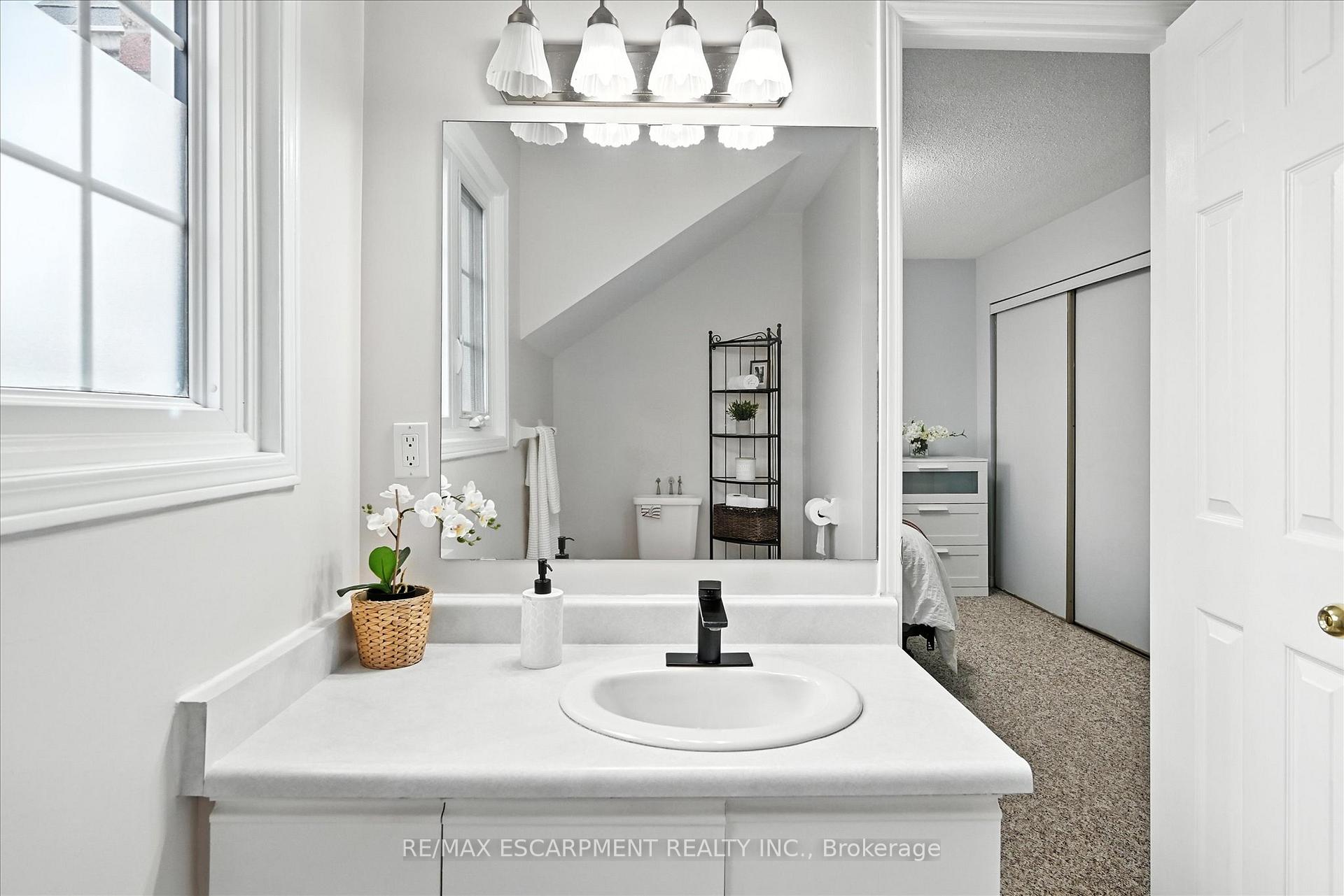 3 Bedrooms Condo at 2110 CLEAVER, Burlington For sale