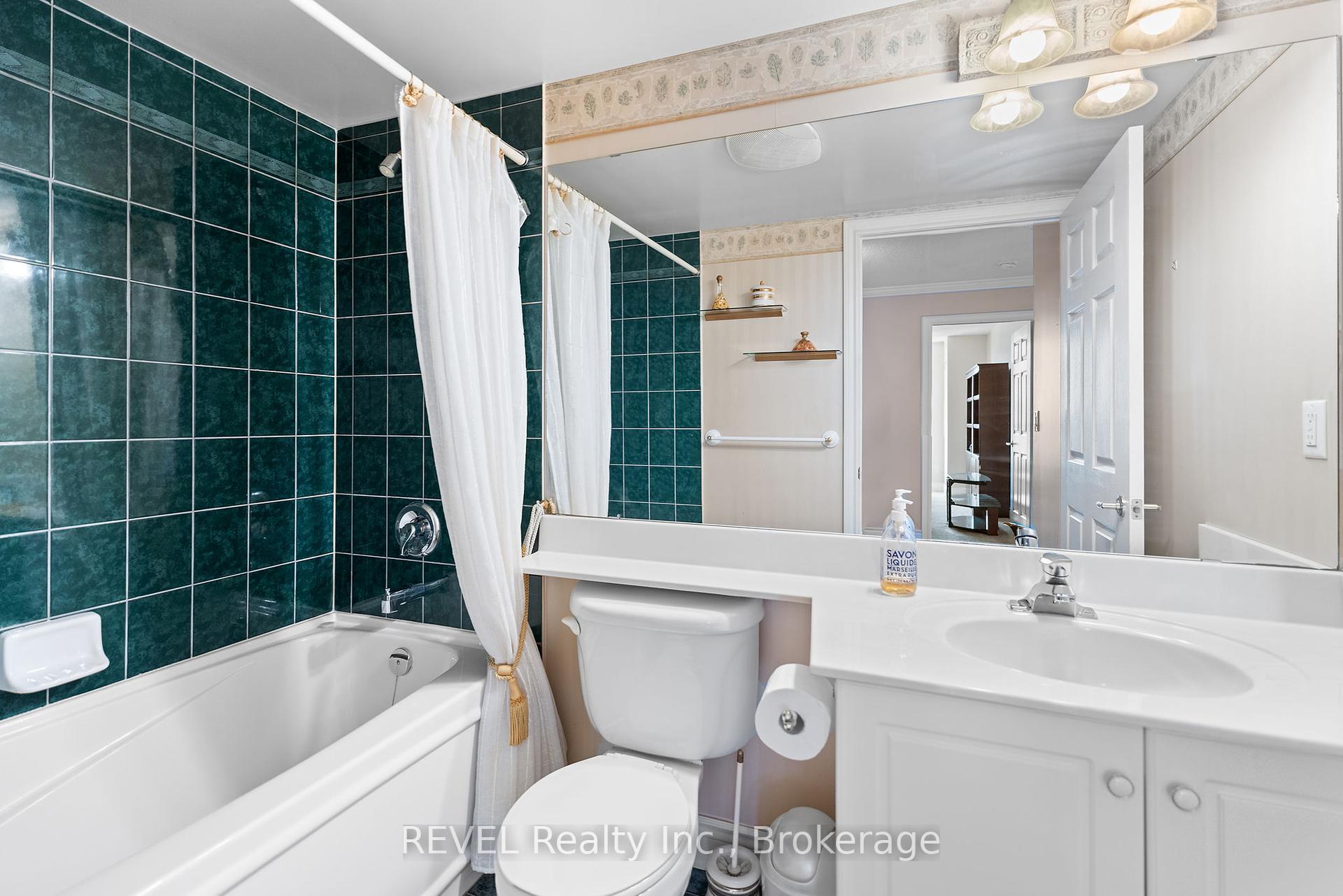 2 Bedrooms Condo at 442 Maple, Burlington For sale