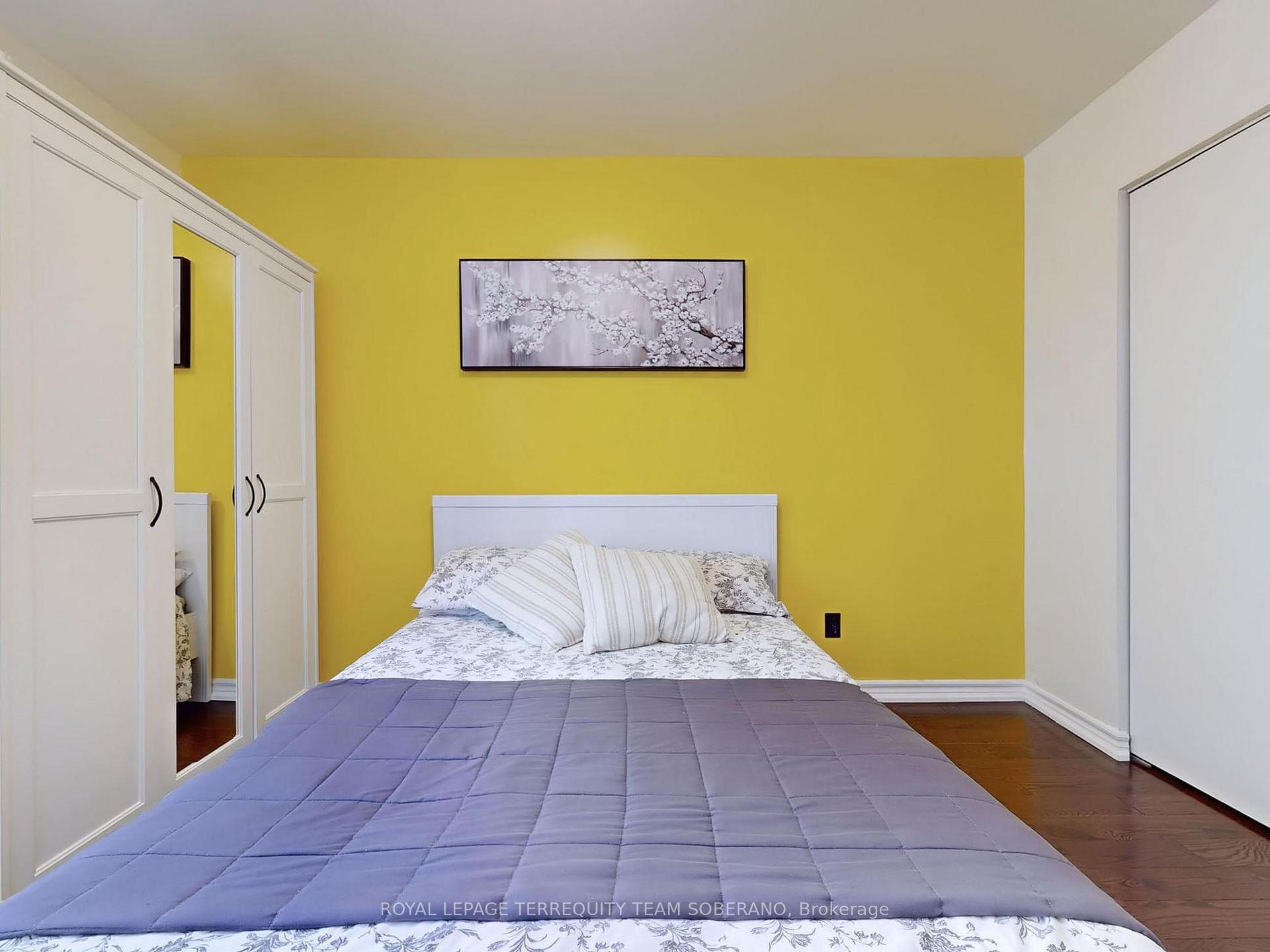 3 Bedrooms Condo at 8 Village Greenway, Toronto For sale