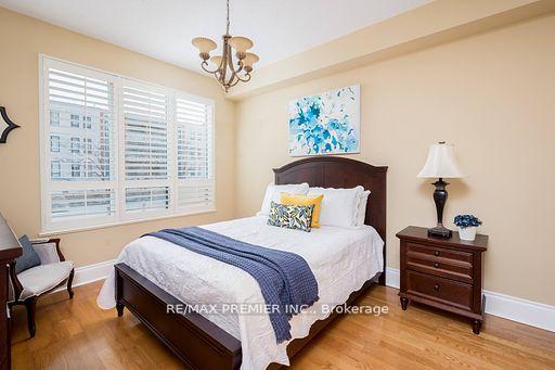 2 Bedrooms Condo at 53 Woodbridge, Vaughan For sale