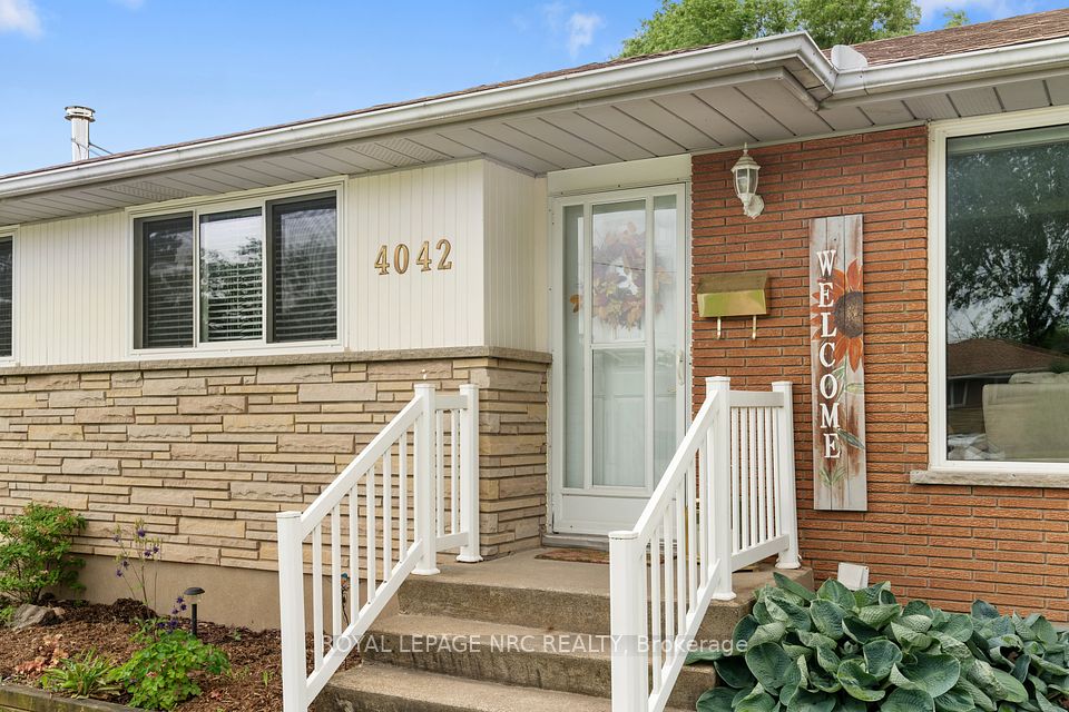 4042 Montcalm