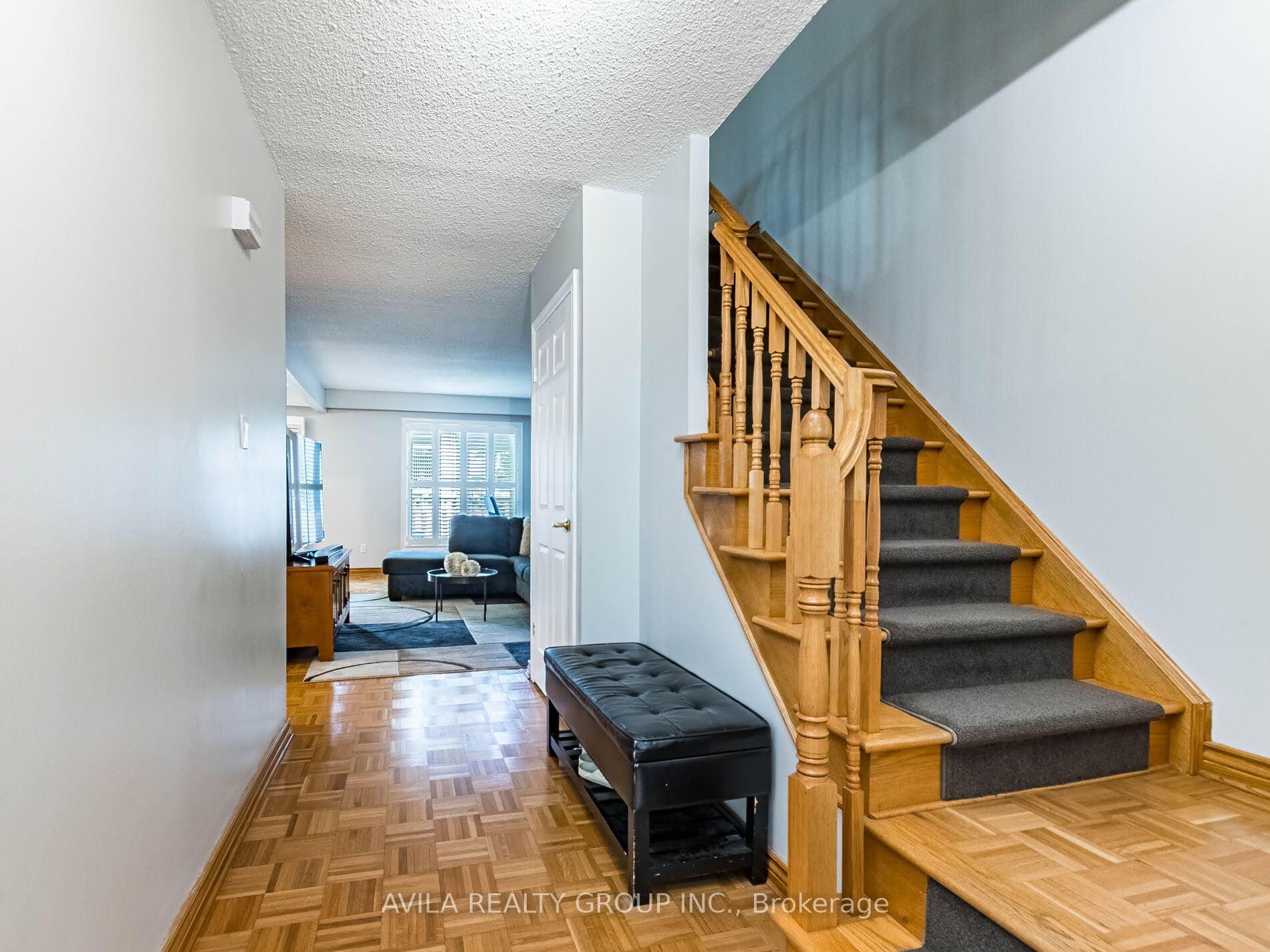 4 Bedrooms Condo at 750 Burnhamthorpe, Mississauga For sale