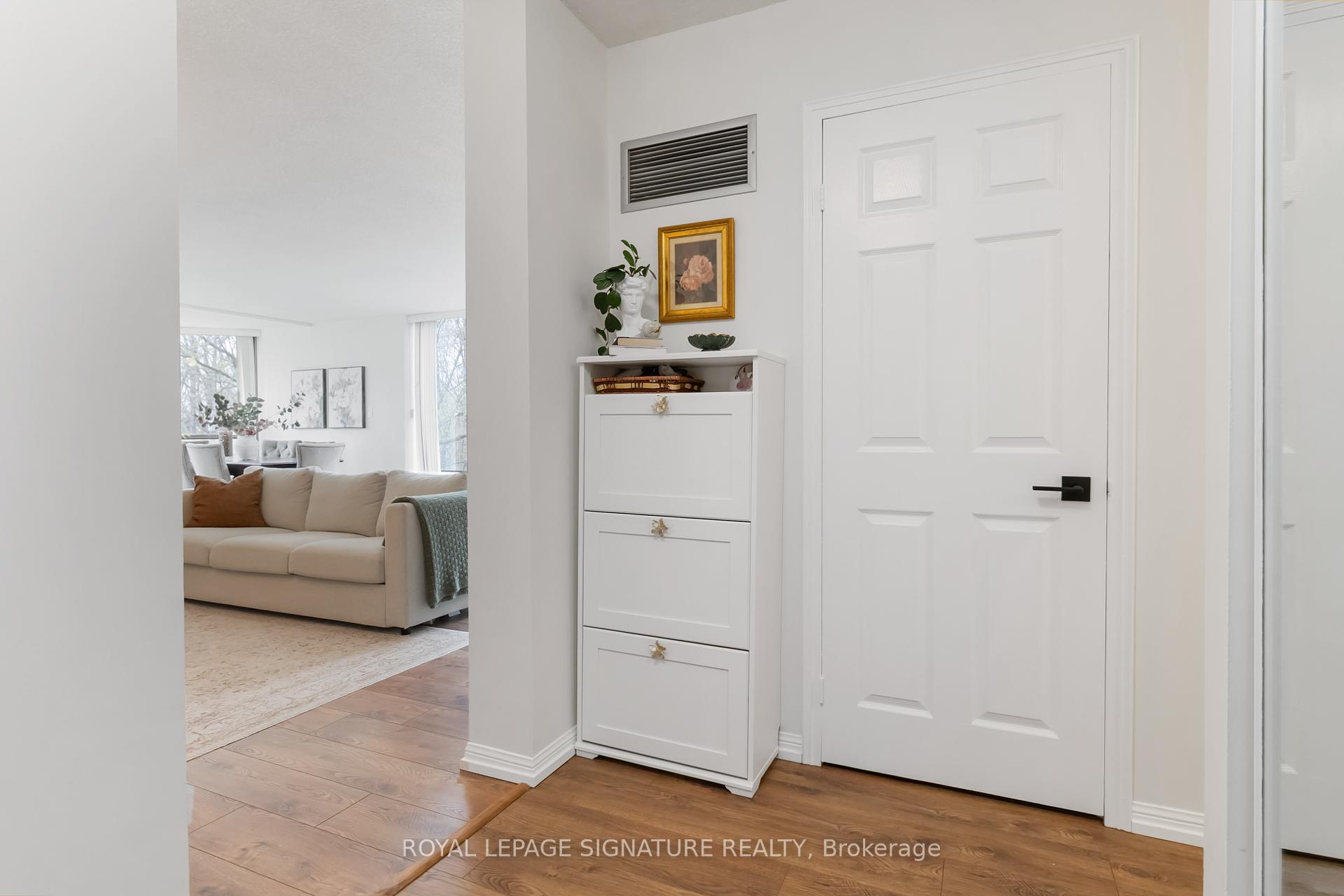 2 Bedrooms Condo at 1230 Marlborough, Oakville For sale