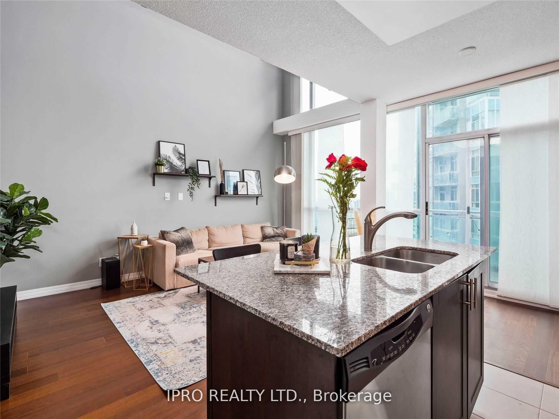 2 Bedrooms Condo at 223 Webb, Mississauga For sale
