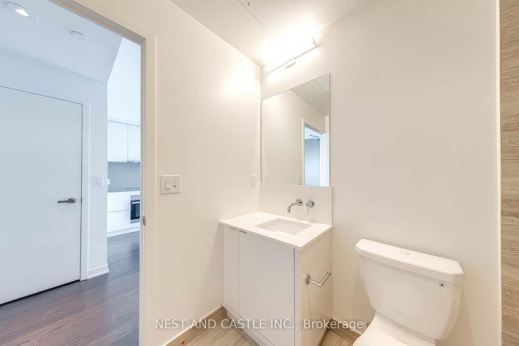 2 Bedrooms Condo at 100 Harbour, Toronto For sale