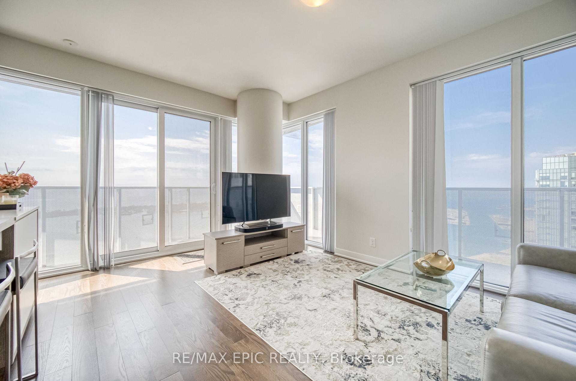 3 Bedrooms Condo at 88 Harbour,  Toronto For sale