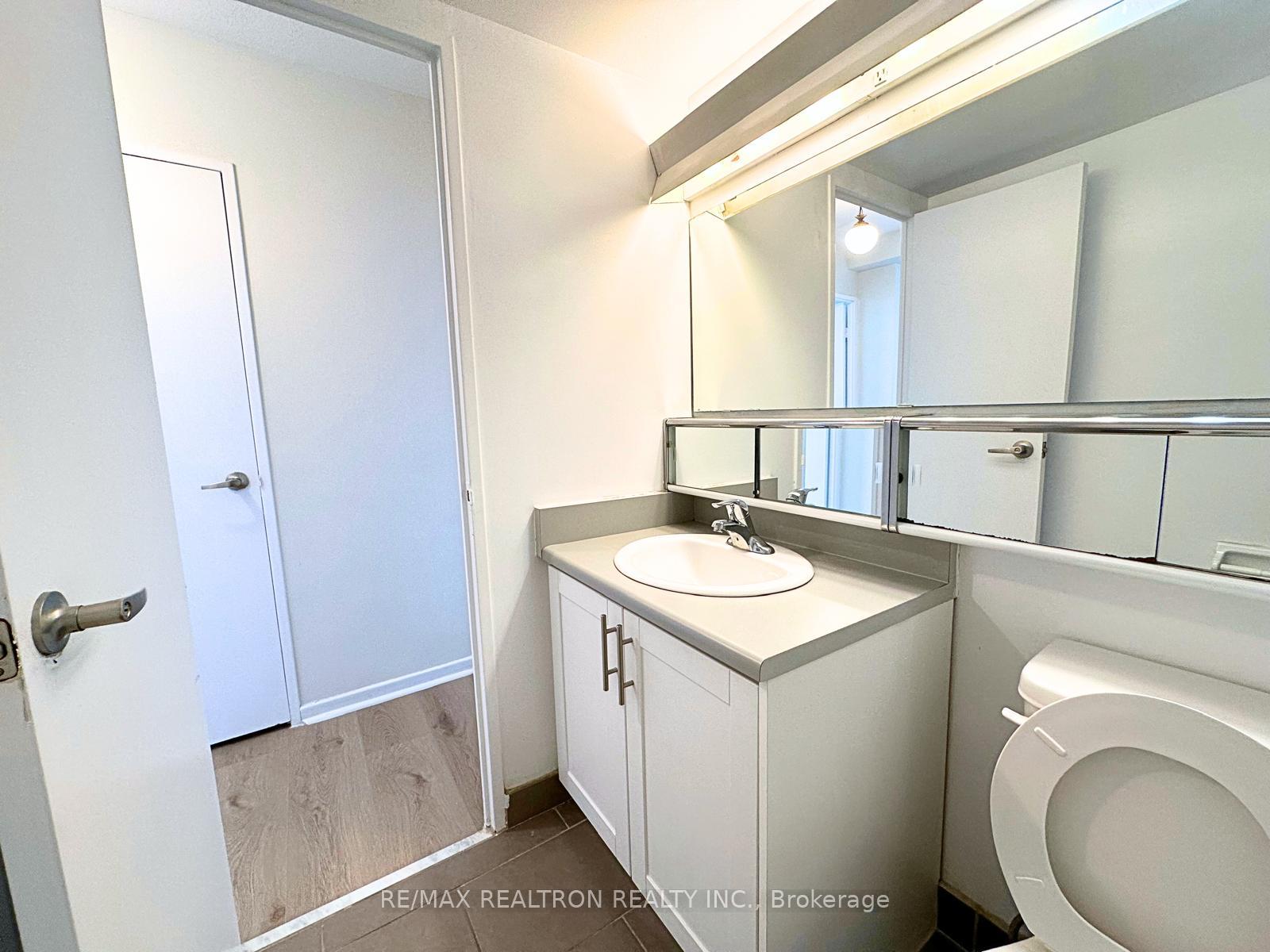 3 Bedrooms Condo at 130 Neptune, Toronto For sale