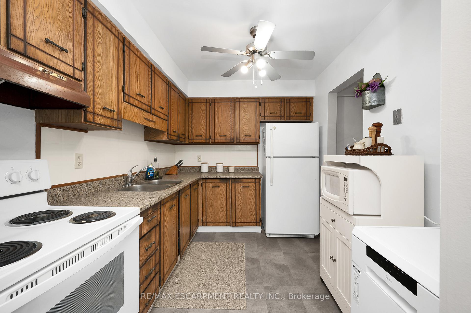 3 Bedrooms Condo at 5017 Pinedale, Burlington For sale