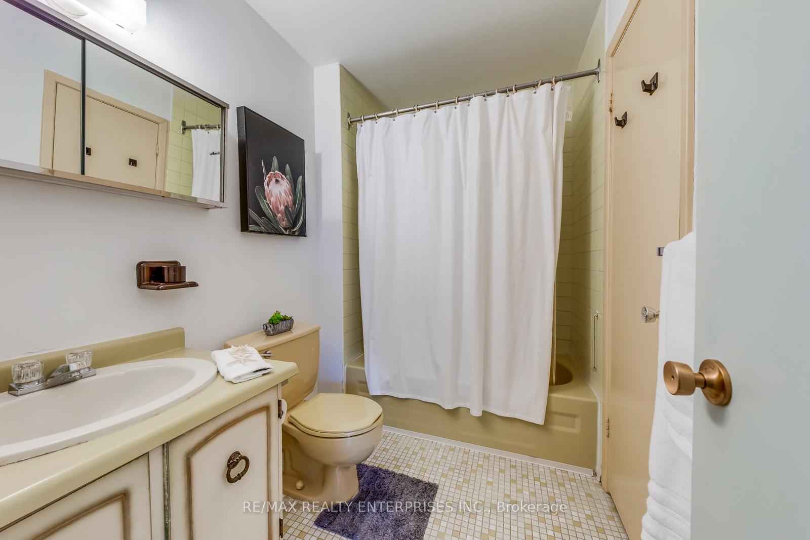 3 Bedrooms Condo at 2315 Bromsgrove, Mississauga For sale