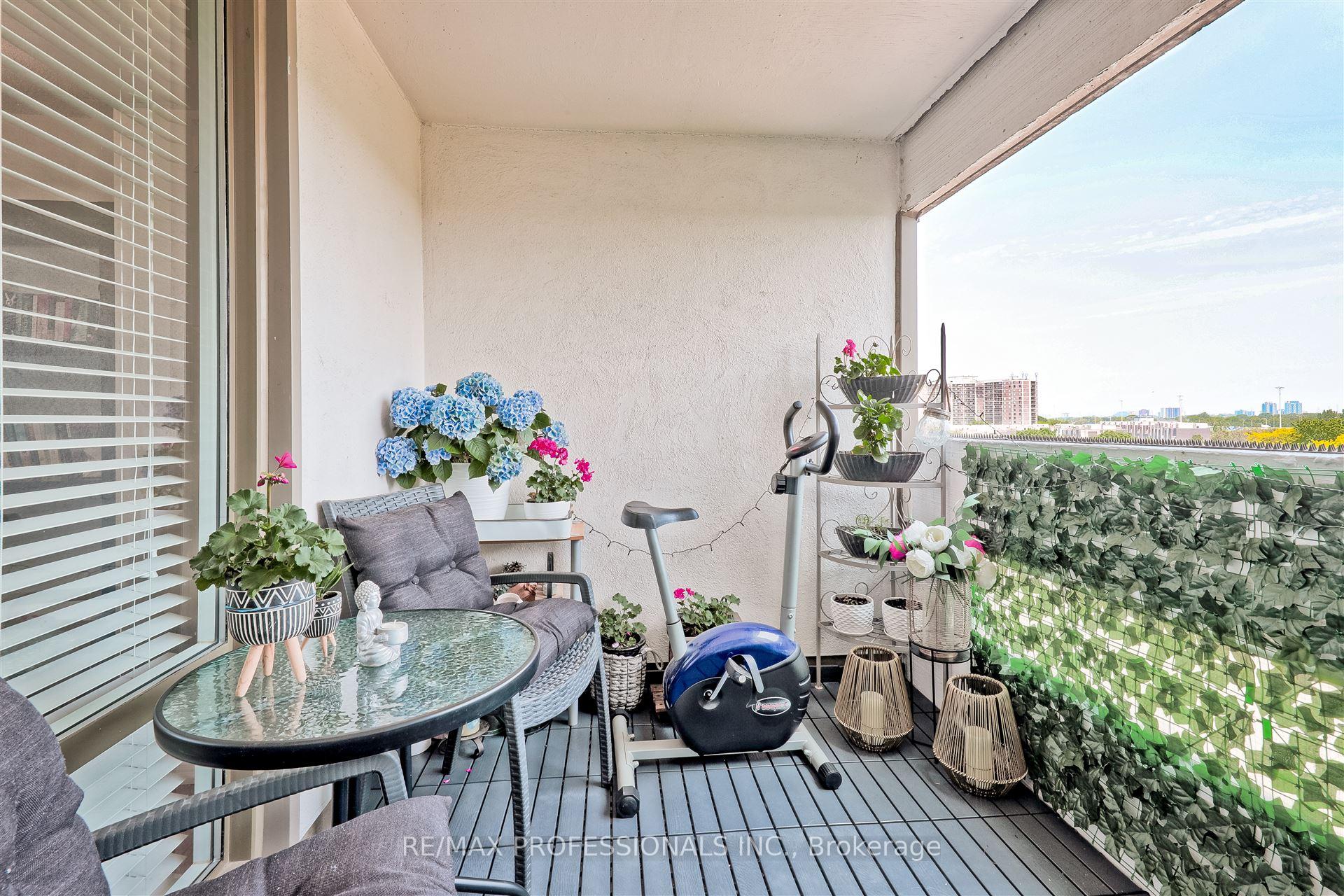 3 Bedrooms Condo at 475 The West Mall, Toronto For sale