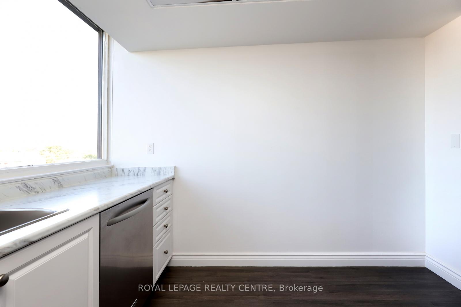 2 Bedrooms Condo at 1001 Cedarglen, Mississauga For sale
