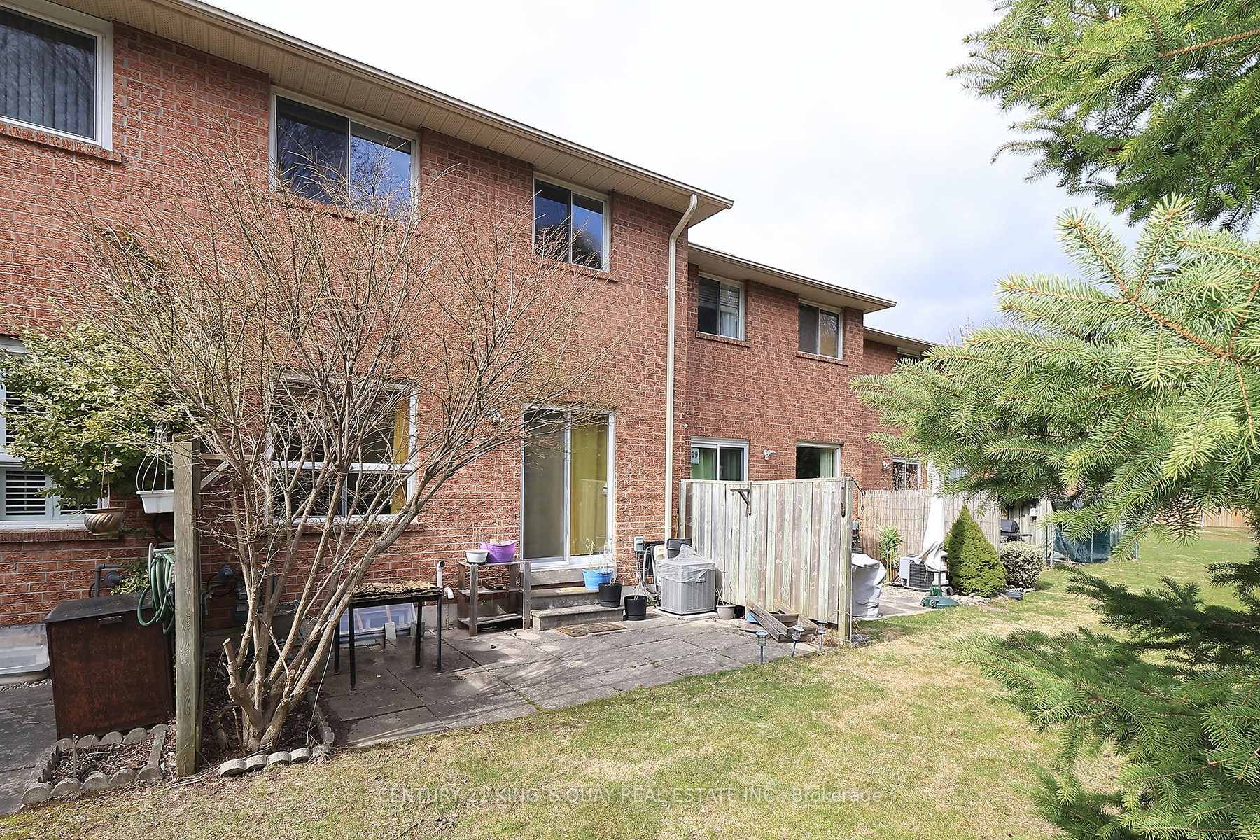 4 Bedrooms Condo at 25 Whitecap, Toronto For sale