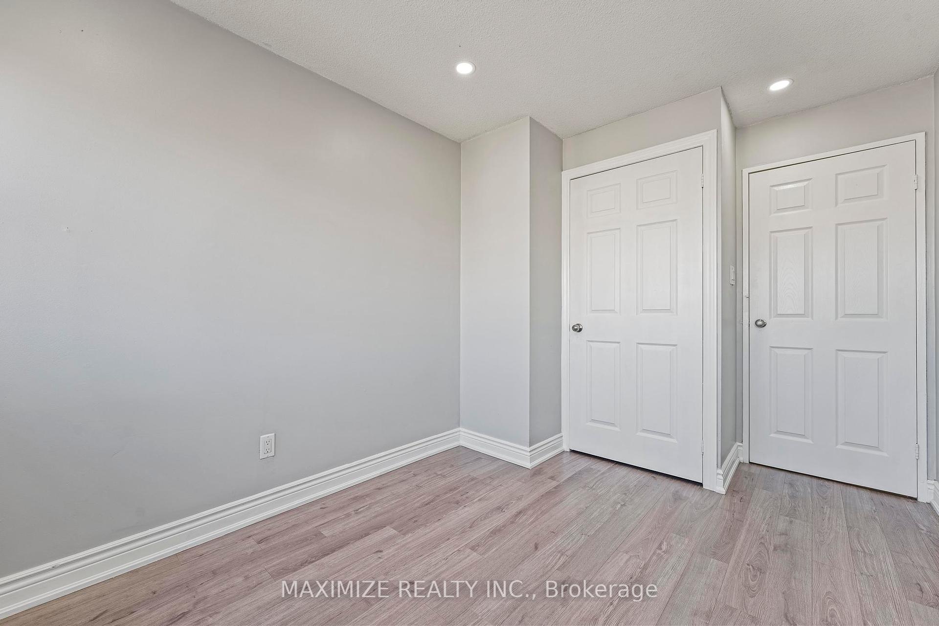 3 Bedrooms Condo at 1055 Dundas,  Mississauga For sale