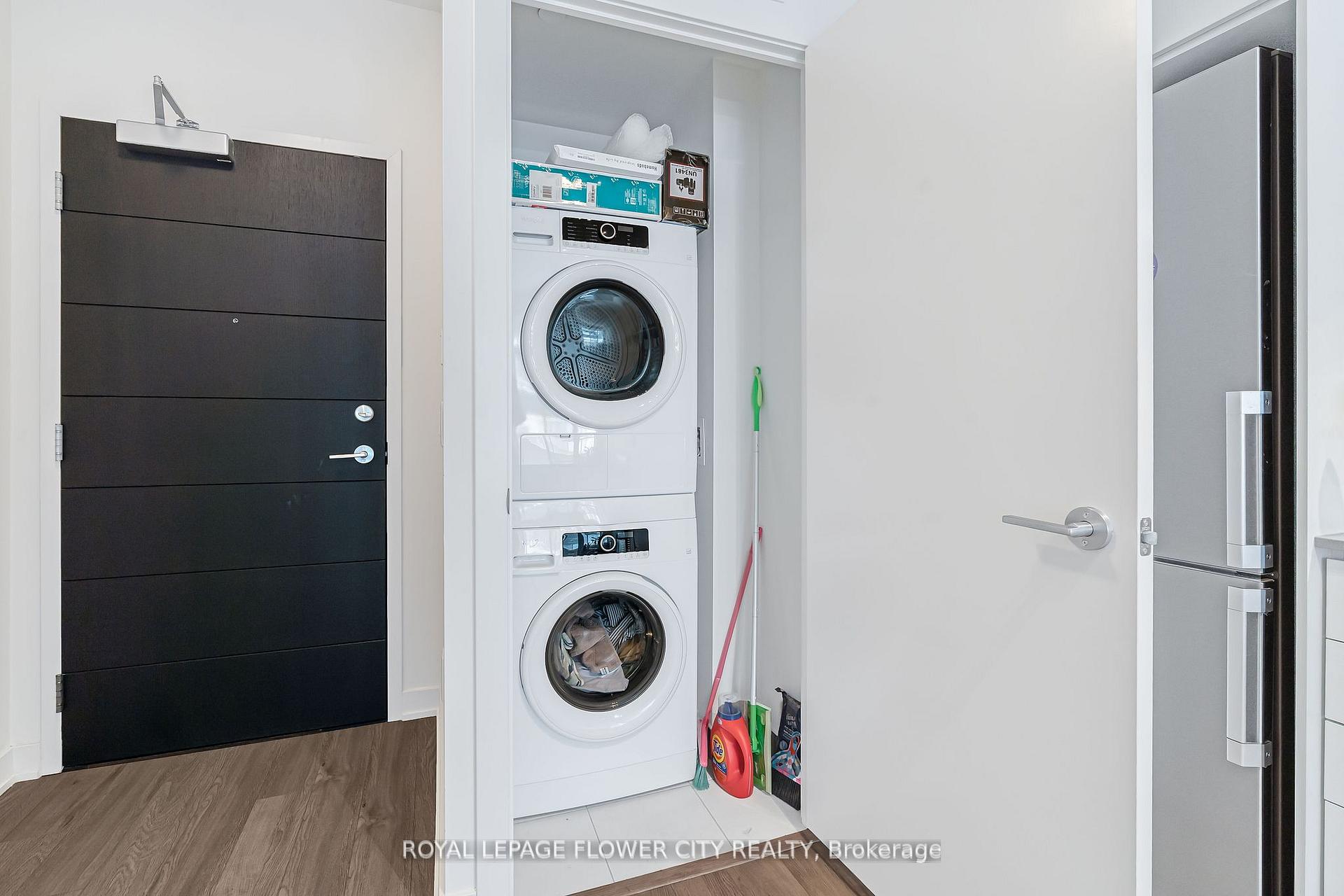2 Bedrooms Condo at 212 King William, Hamilton For sale