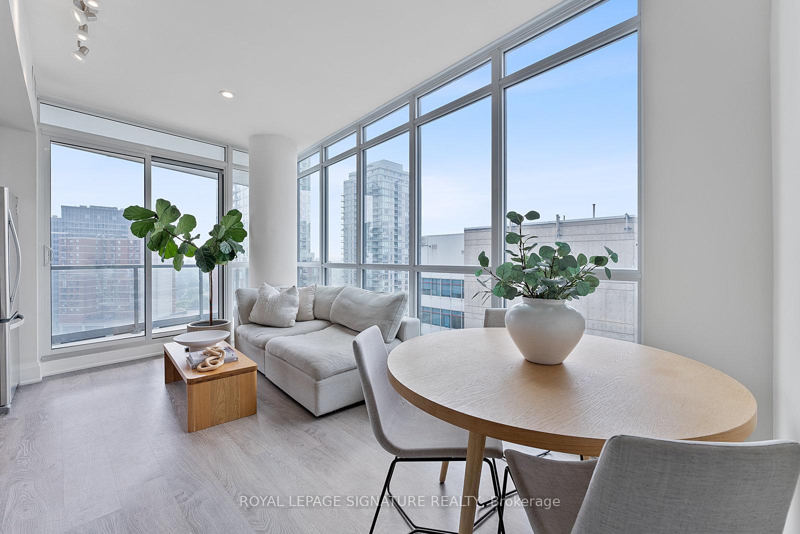 2 Bedrooms Condo at 30 Roehampton, Toronto For sale