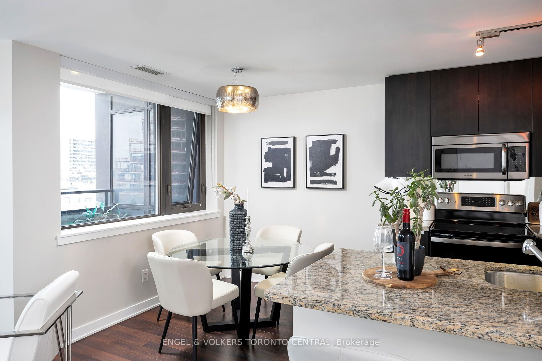 400 Wellington Street W, #1001