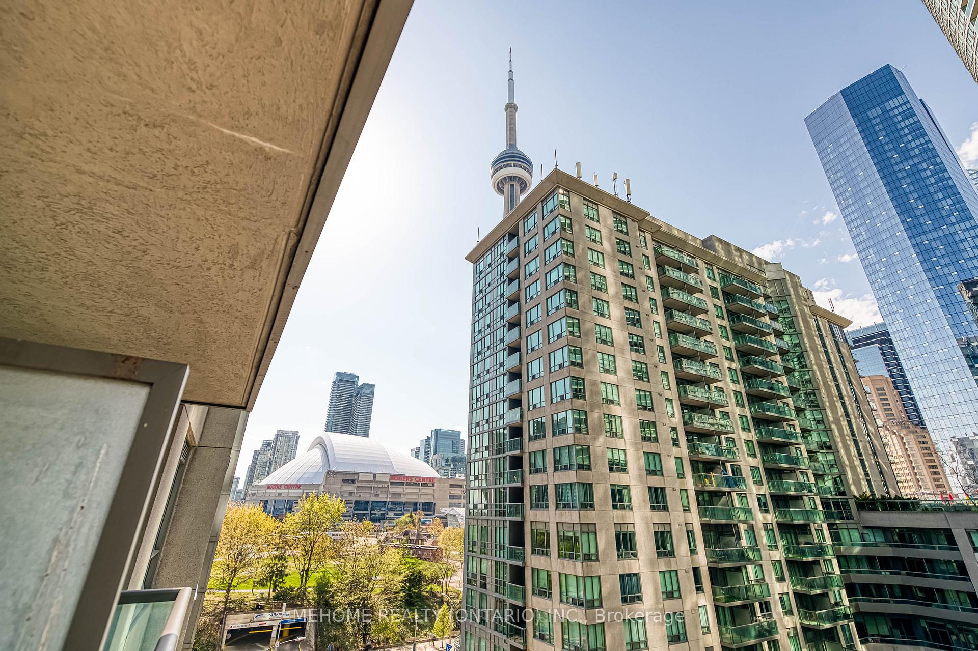3 Bedrooms Condo at 19 Grand Trunk, Toronto For sale