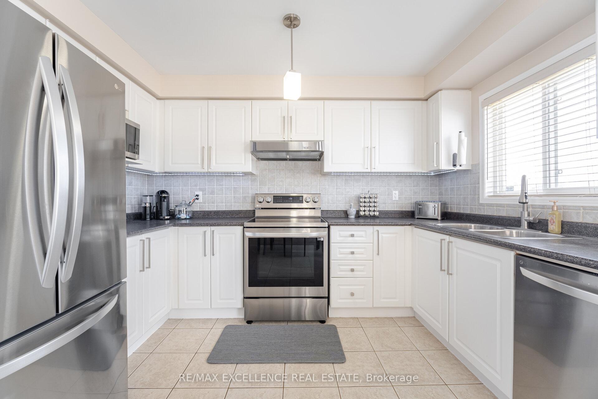 3 Bedrooms Condo at 4950 Albina, Mississauga For sale