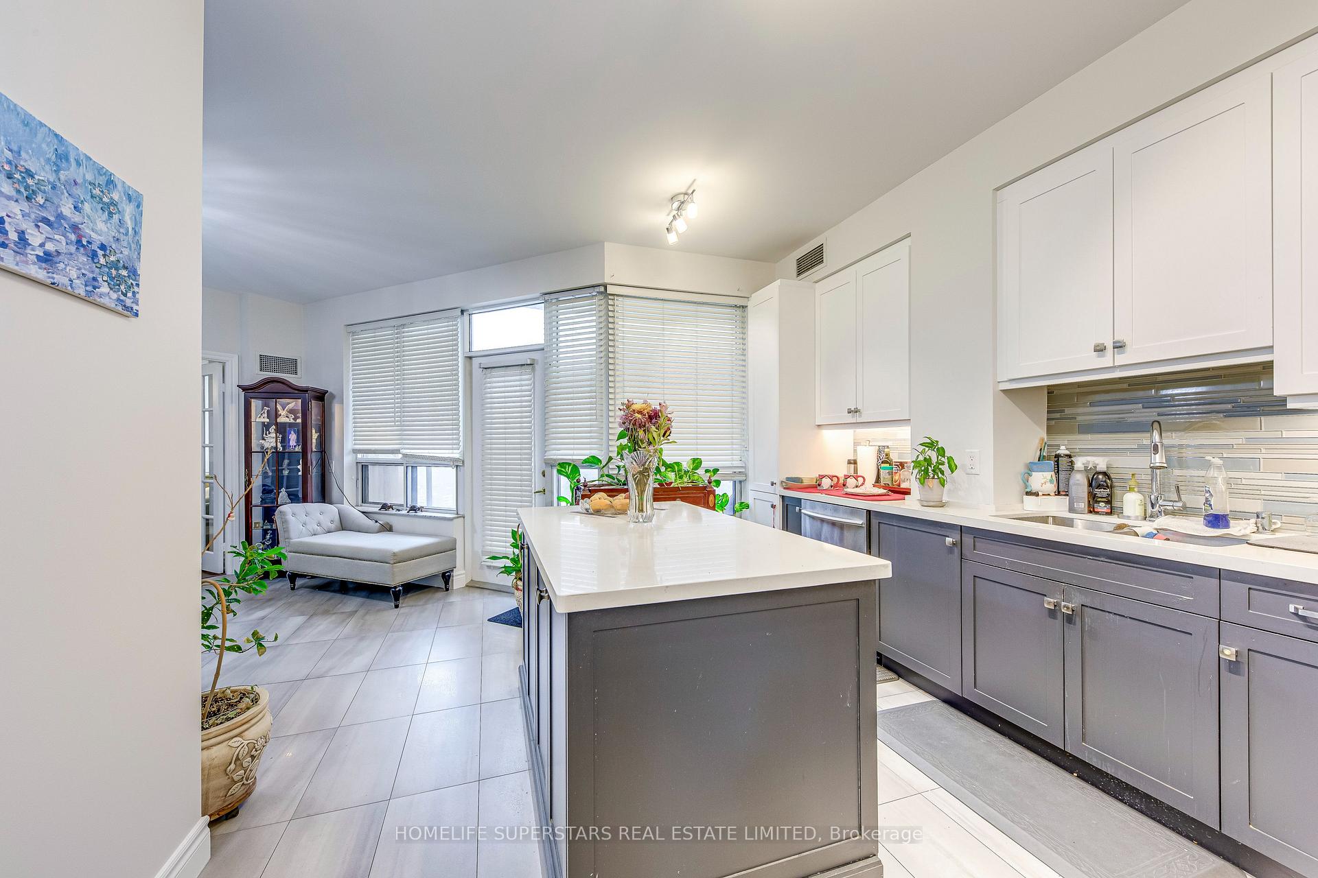 3 Bedrooms Condo at 25 Kingsbridge Garden, Mississauga For sale