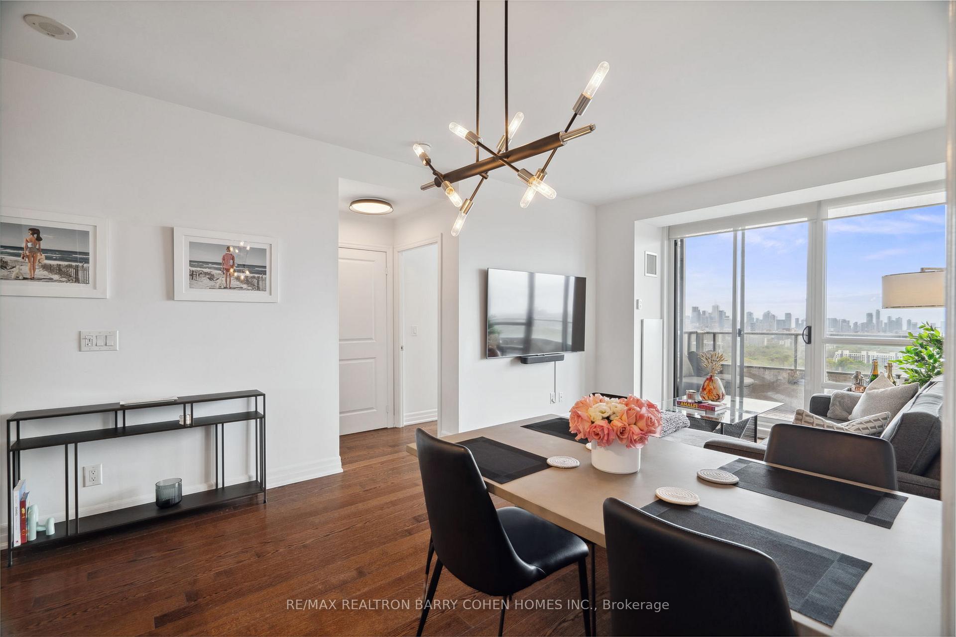 2 Bedrooms Condo at 500 St Clair, Toronto For sale