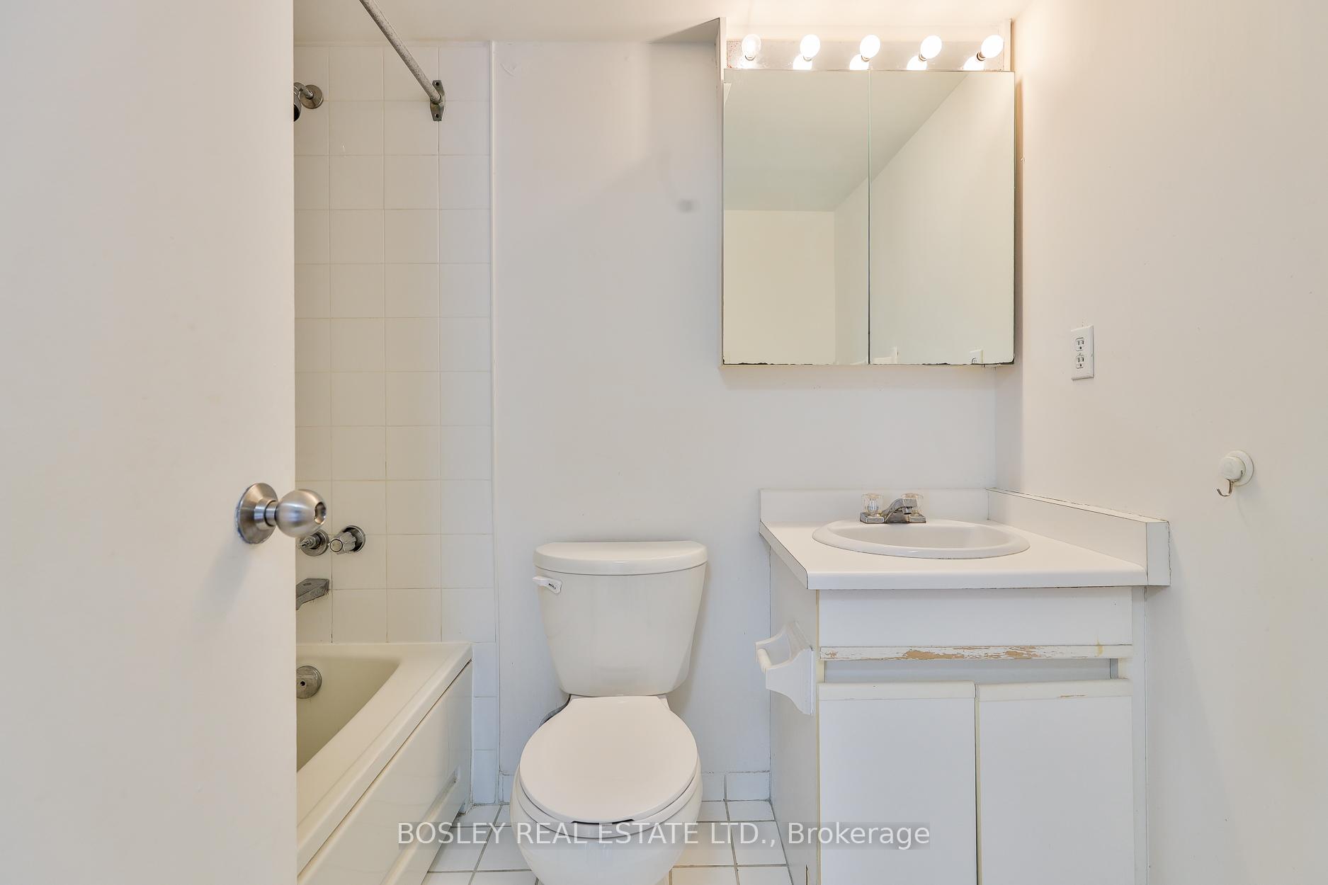 2 Bedrooms Condo at 1001 Bay, Toronto For sale