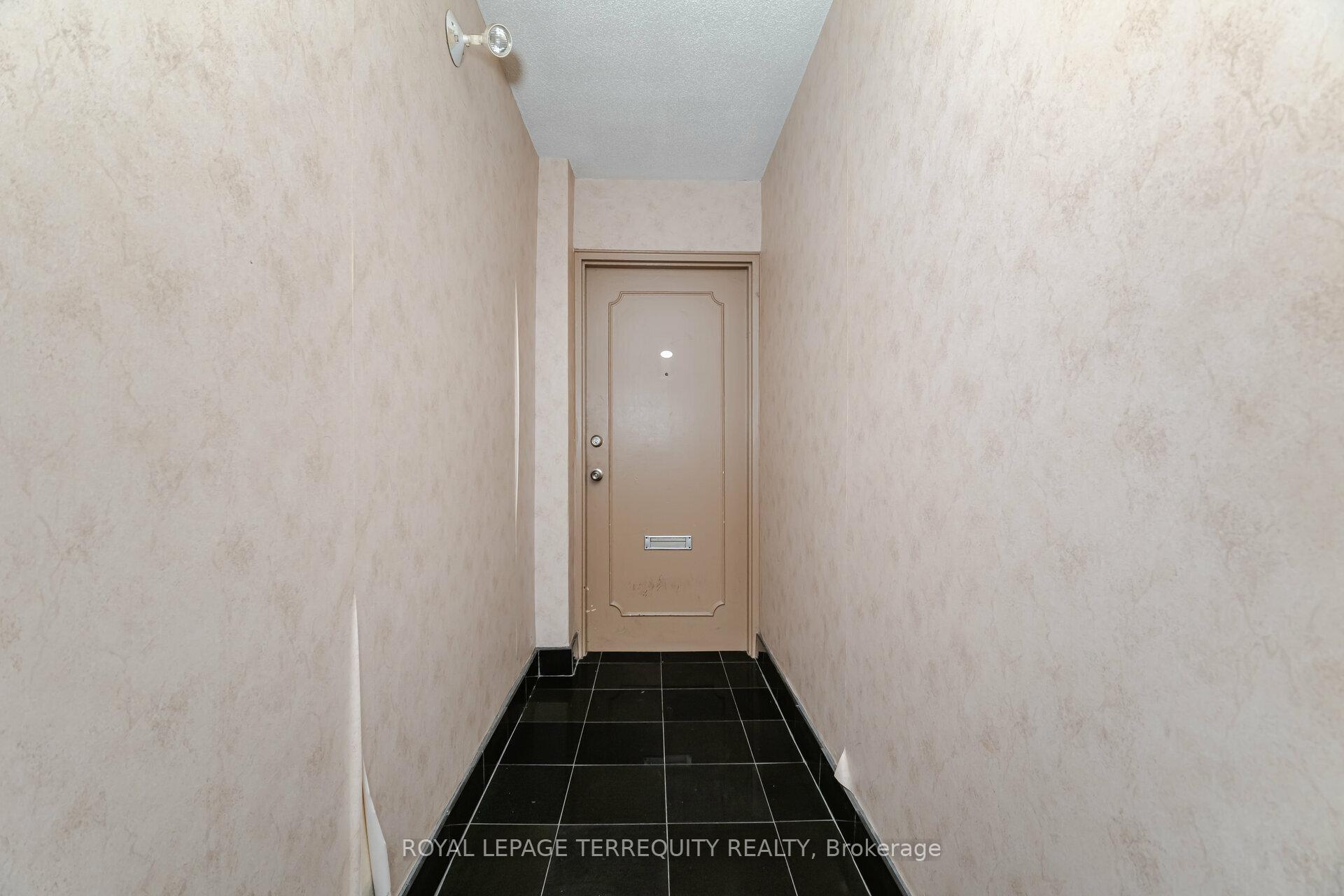 2 Bedrooms Condo at 81 Charlton, Hamilton For sale
