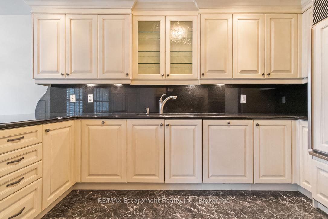 3 Bedrooms Condo at 68 Yorkville, Toronto For sale