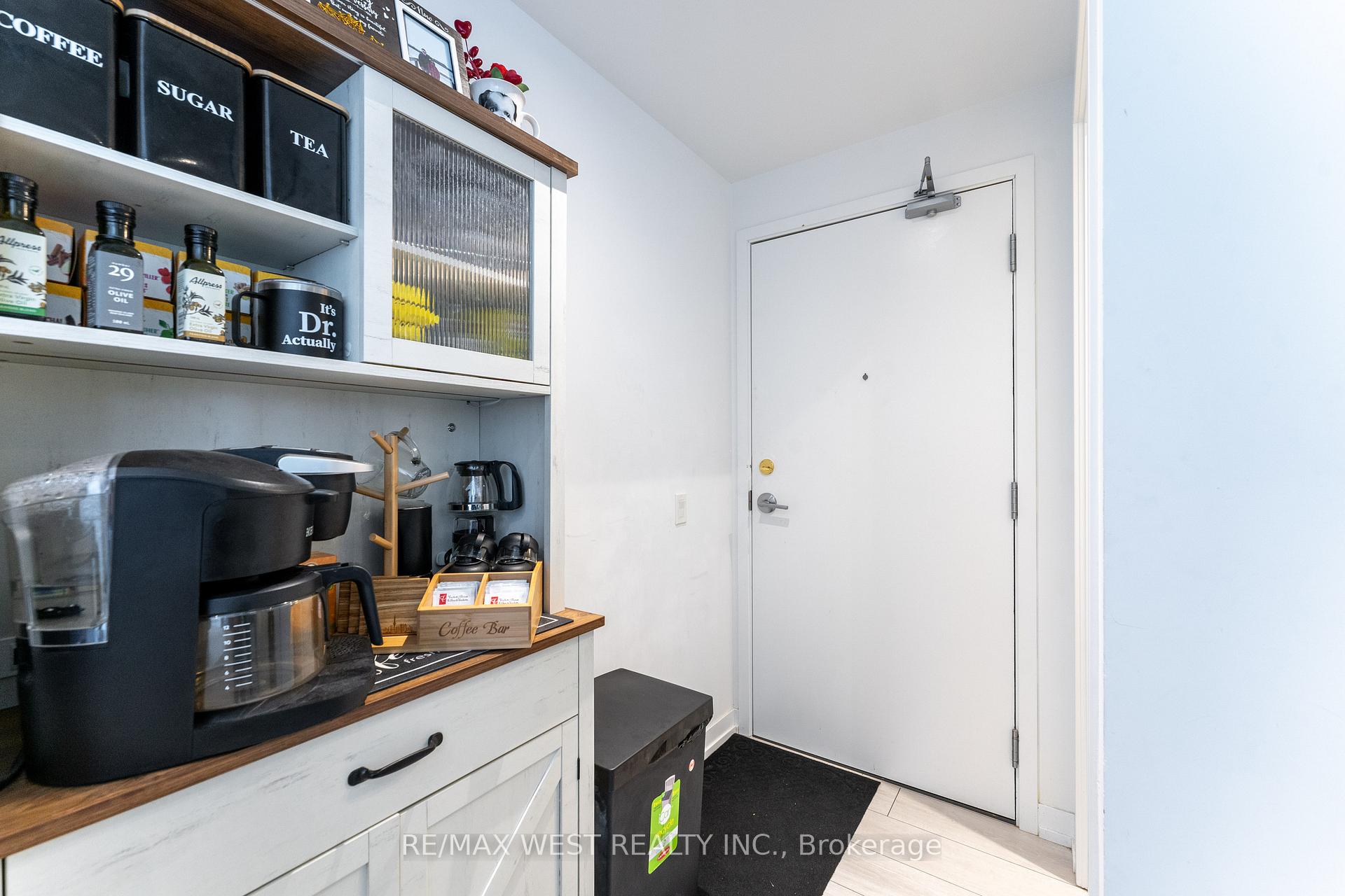 2 Bedrooms Condo at 898 Portage, Vaughan For sale