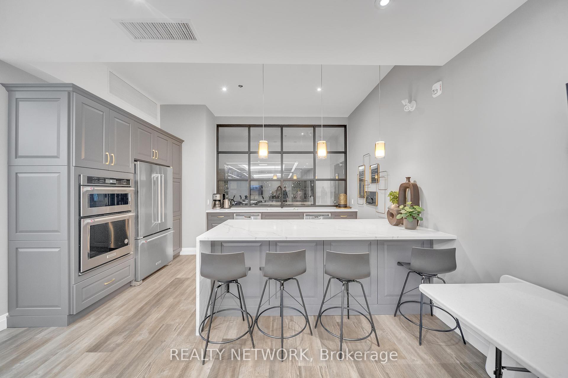 2 Bedrooms Condo at 1 Redfern, Hamilton For sale