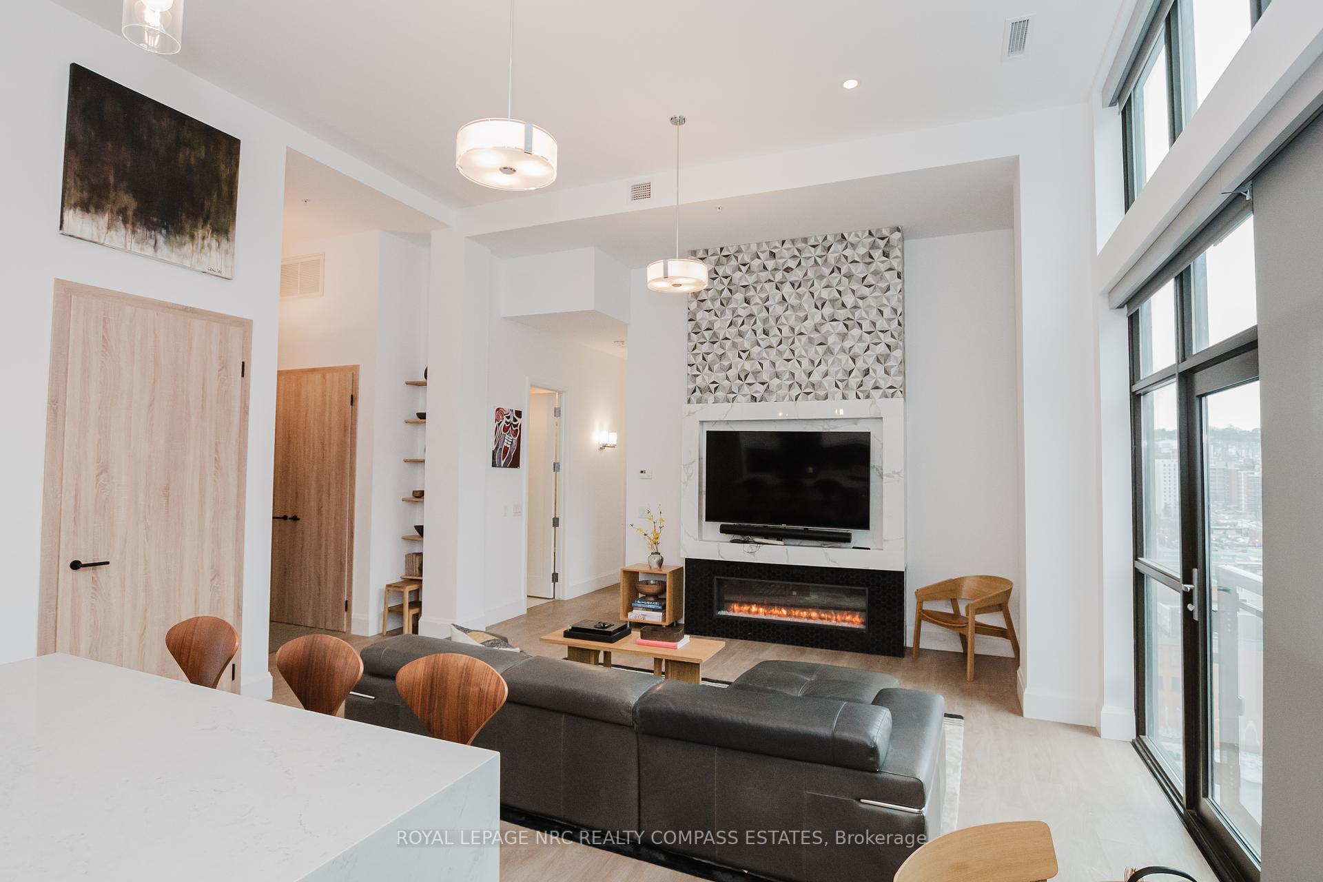 2 Bedrooms Condo at 118 King,  Hamilton For sale