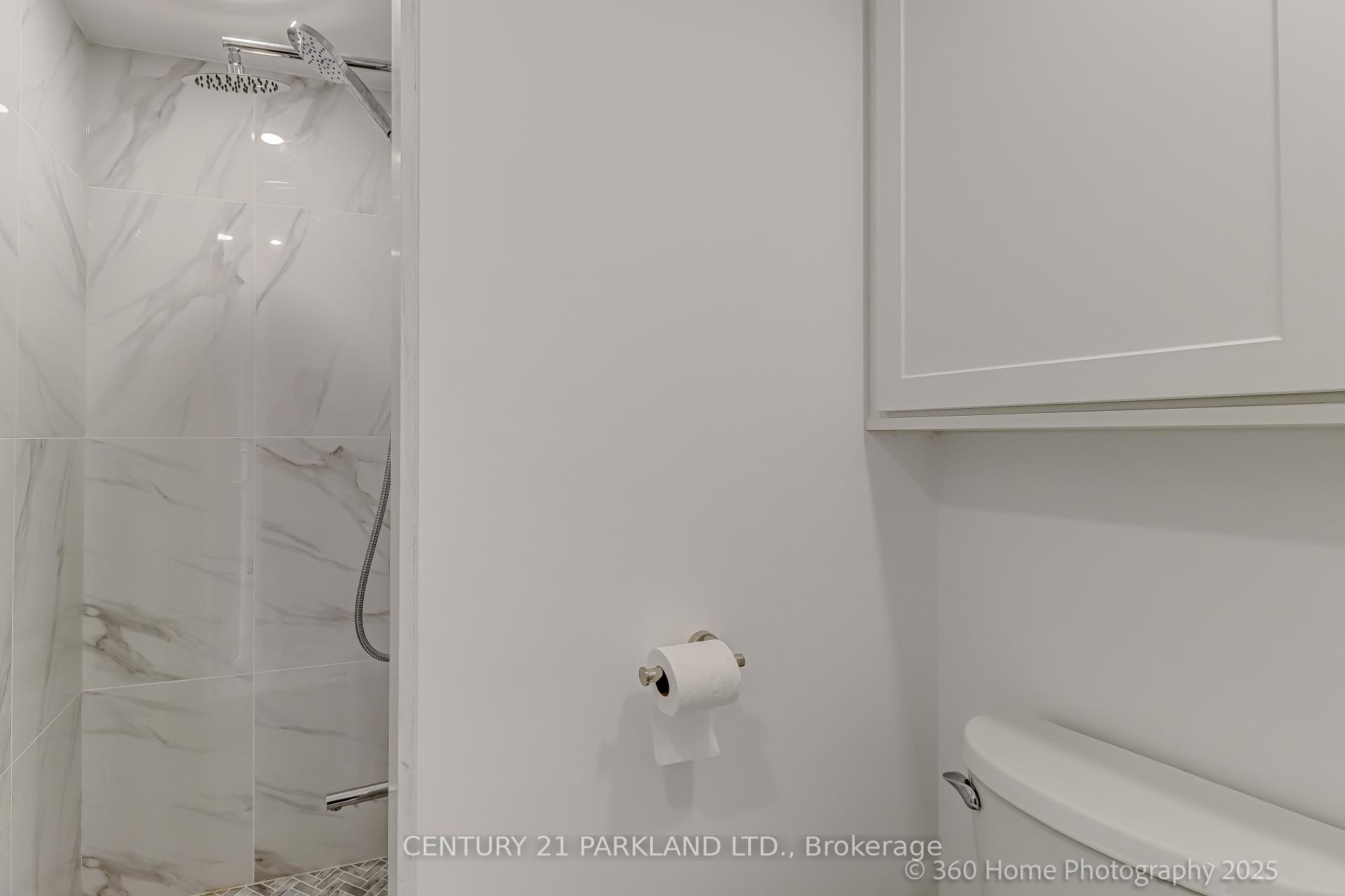 2 Bedrooms Condo at 30 Grand Trunk, Toronto For sale