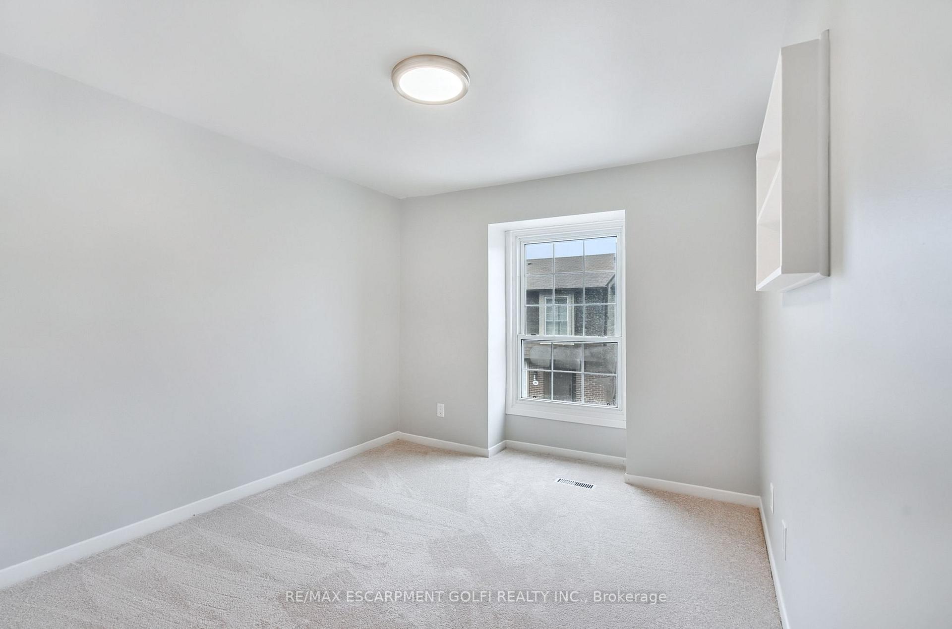 4 Bedrooms Condo at 3041 Glencrest,  Burlington For sale