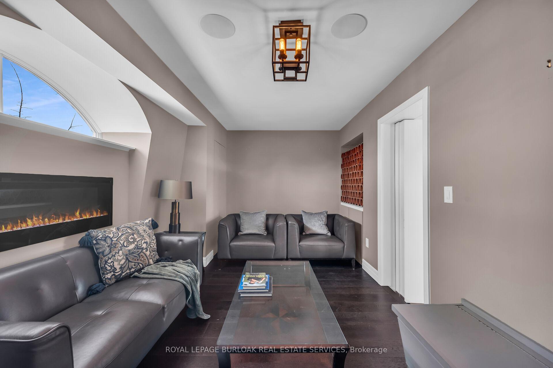 3 Bedrooms Condo at 509 Elizabeth,  Burlington For sale