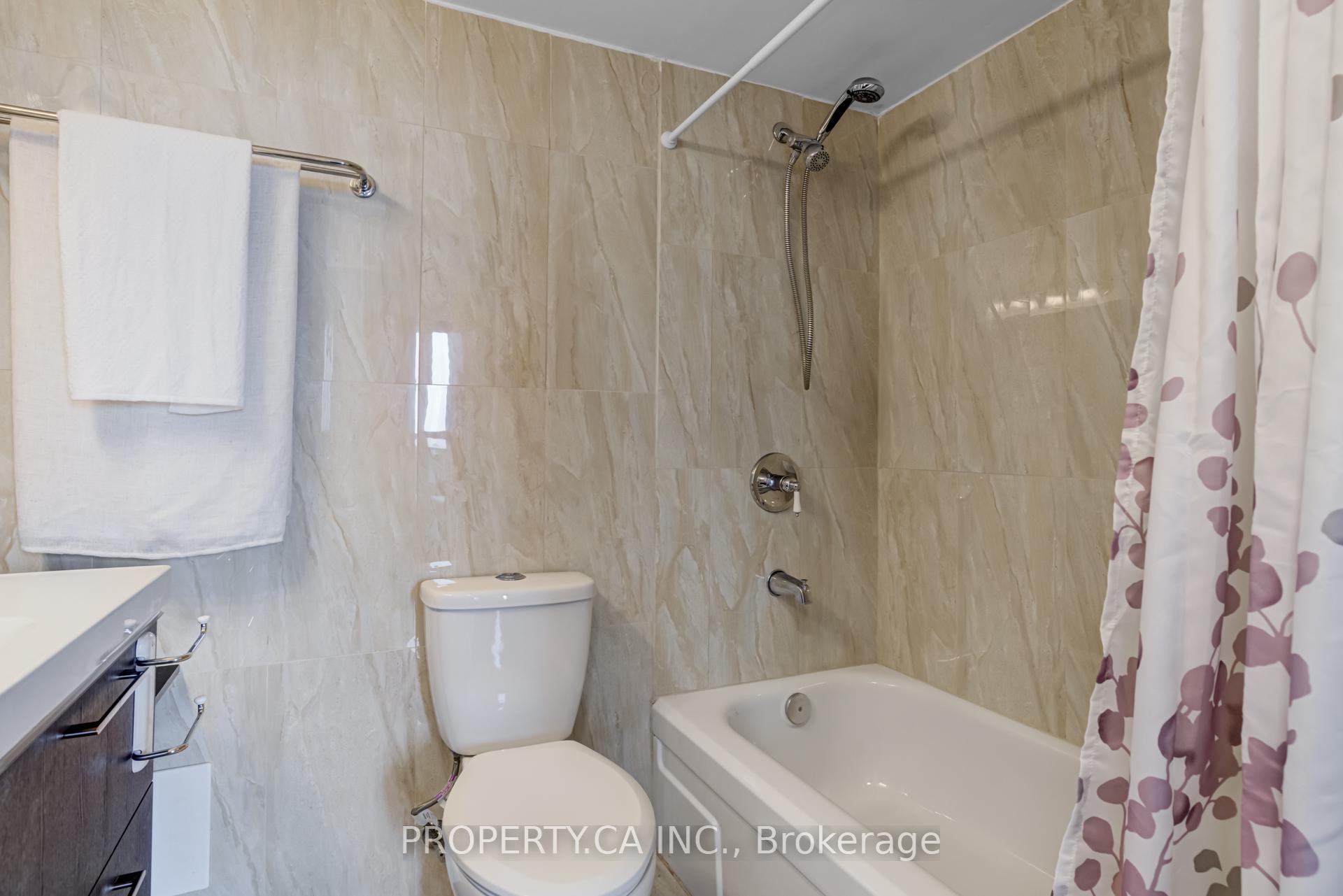 3 Bedrooms Condo at 1515 Lakeshore, Mississauga For sale
