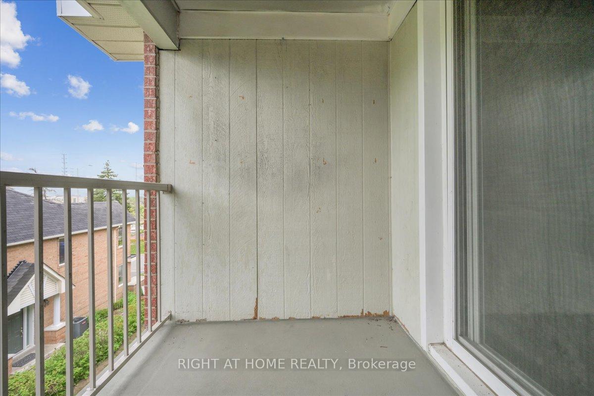 3 Bedrooms Condo at 65 Bristol, Mississauga For sale