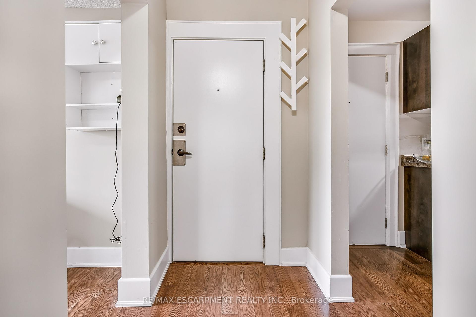 2 Bedrooms Condo at 25 Mountwood, Hamilton For sale