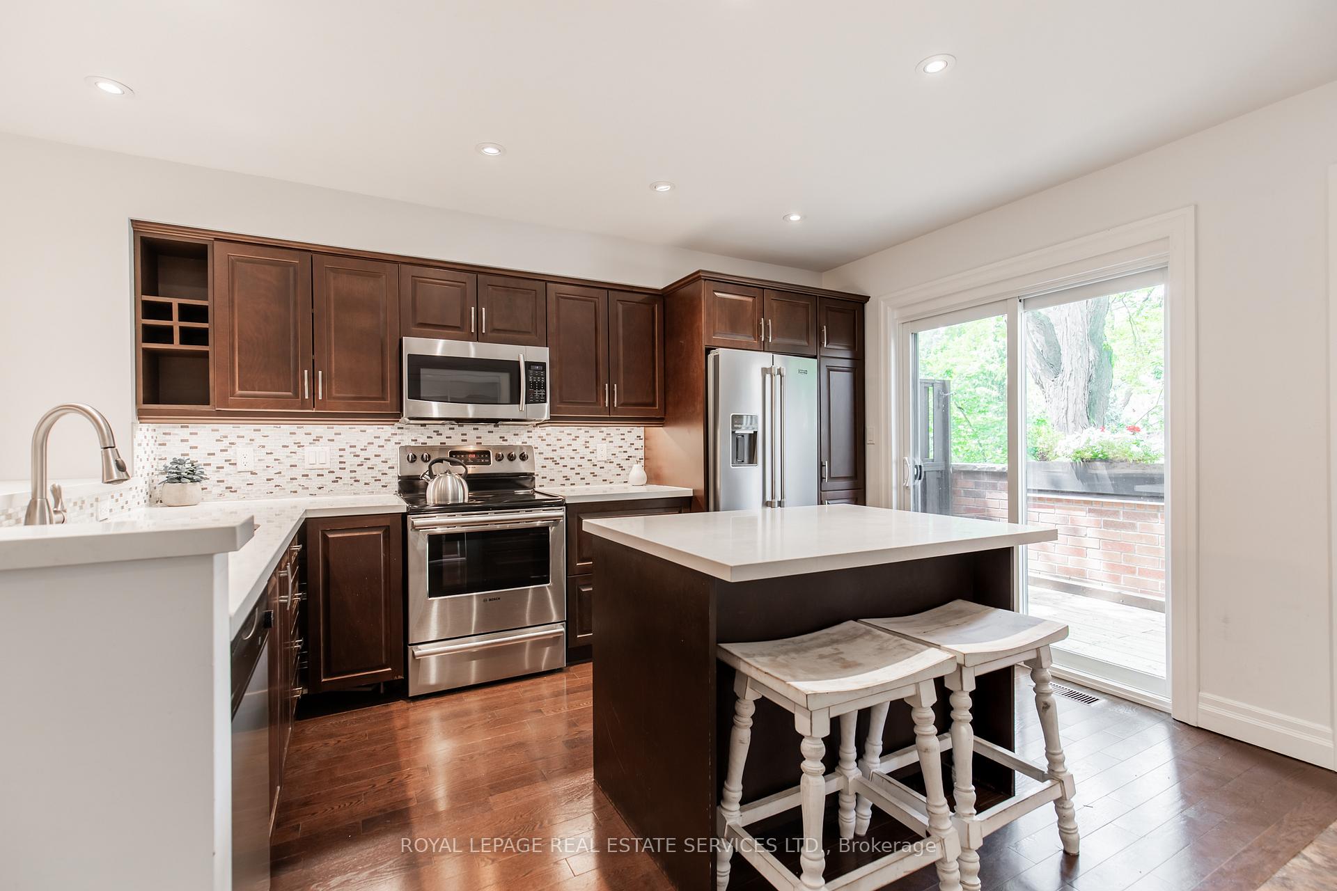 3 Bedrooms Condo at 3122 Lakeshore, Oakville For sale