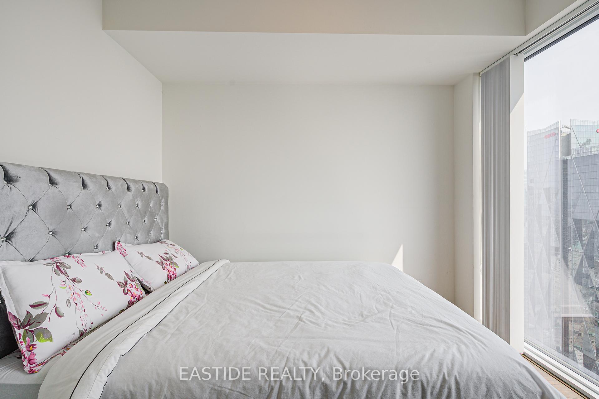 2 Bedrooms Condo at 88 Harbour, Toronto For sale
