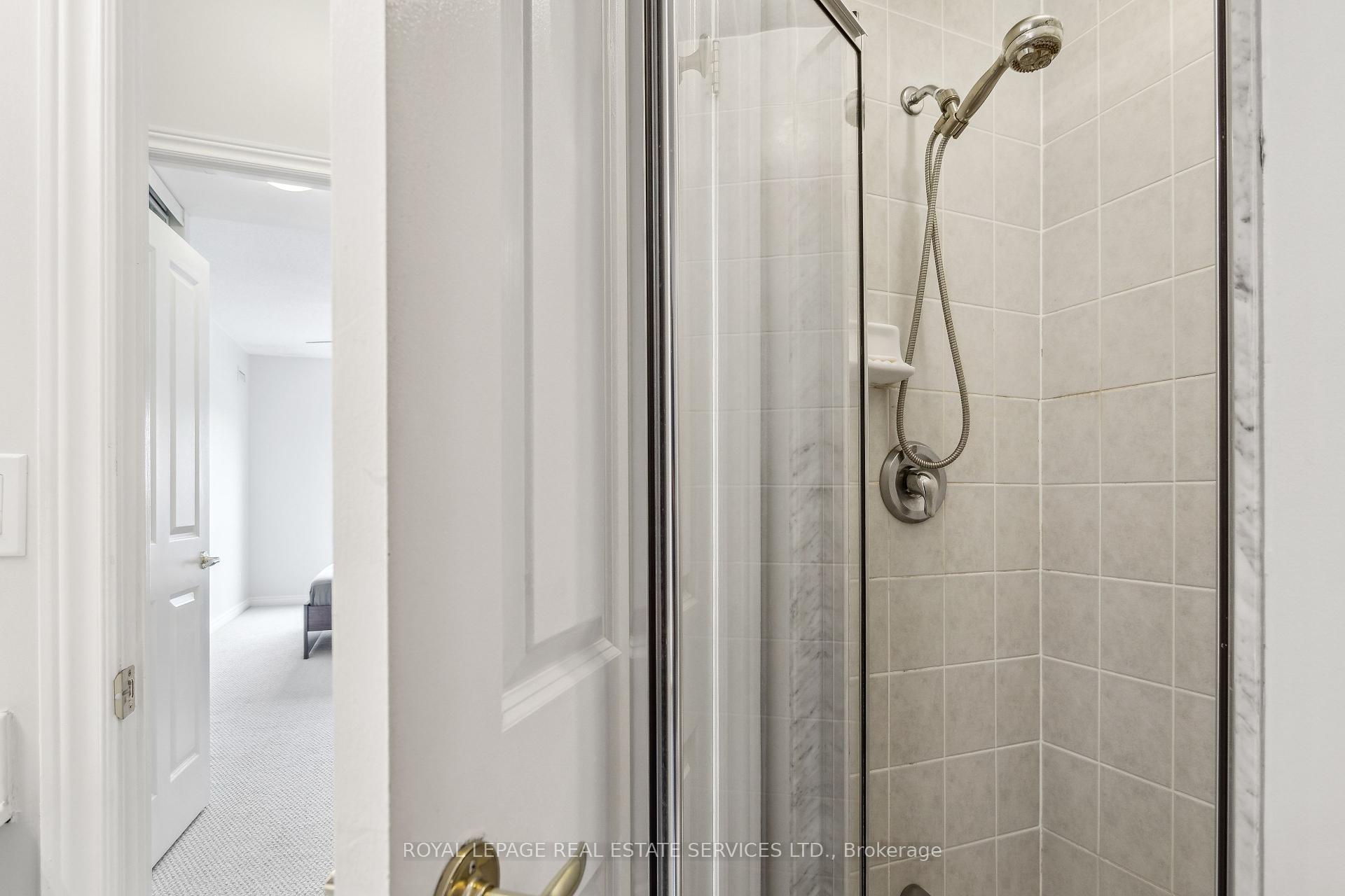 2 Bedrooms Condo at 40 Old Mill, Oakville For sale