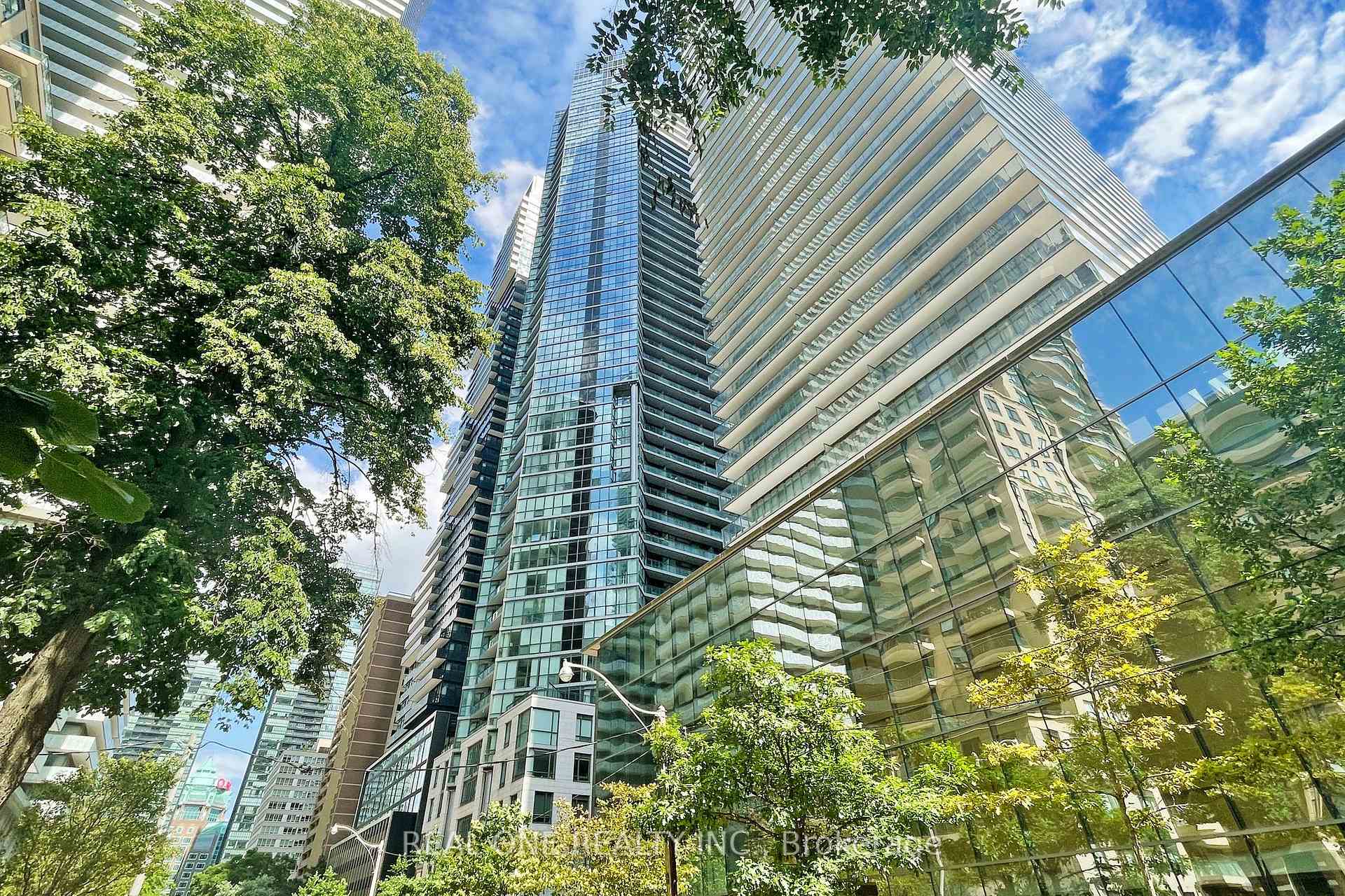2 Bedrooms Condo at 45 Charles, Toronto For sale