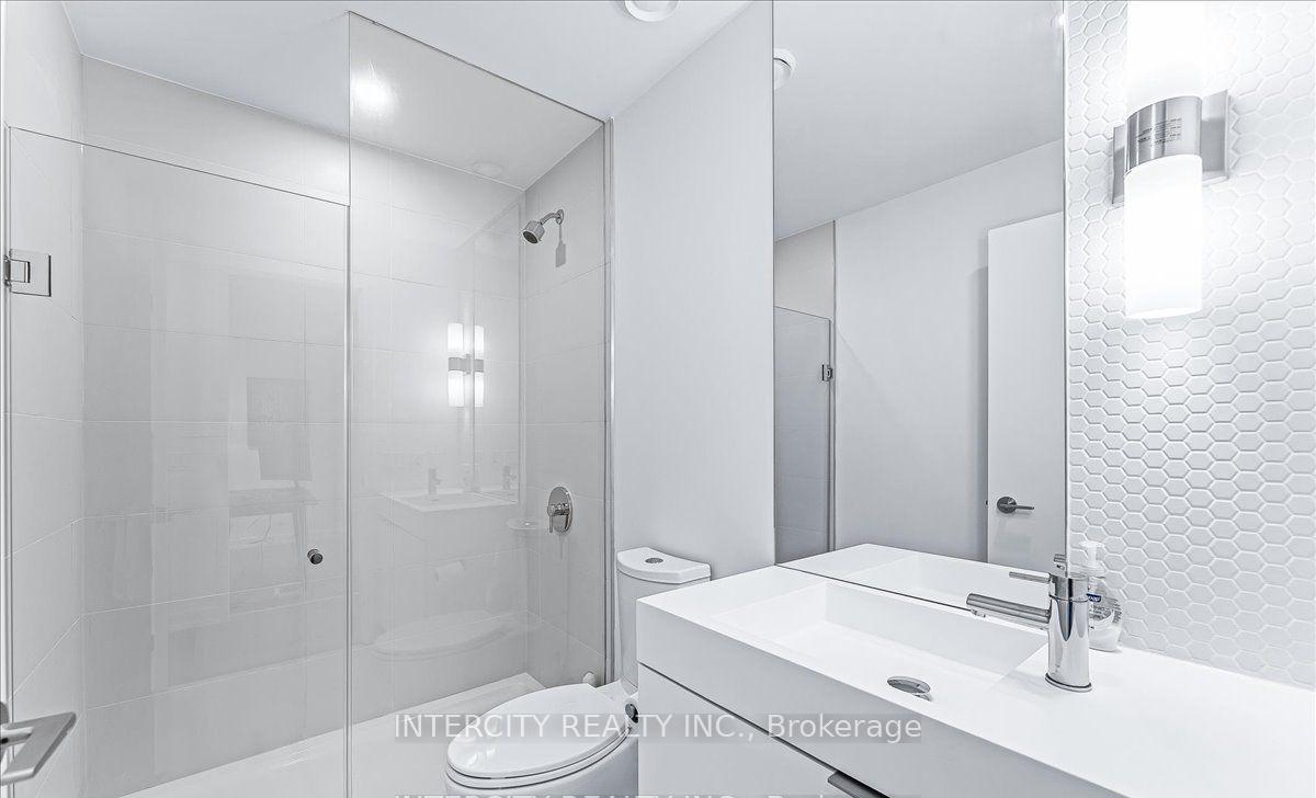 3 Bedrooms Condo at 33 Helendale, Toronto For sale