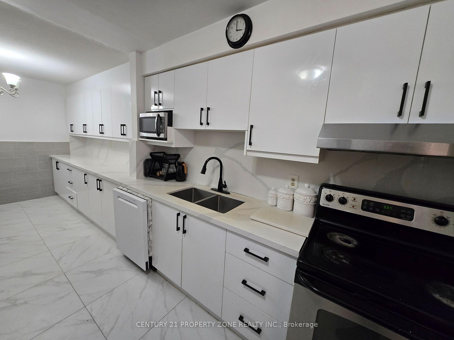 4 Bedrooms Condo at 3175 Kirwin, Mississauga For sale