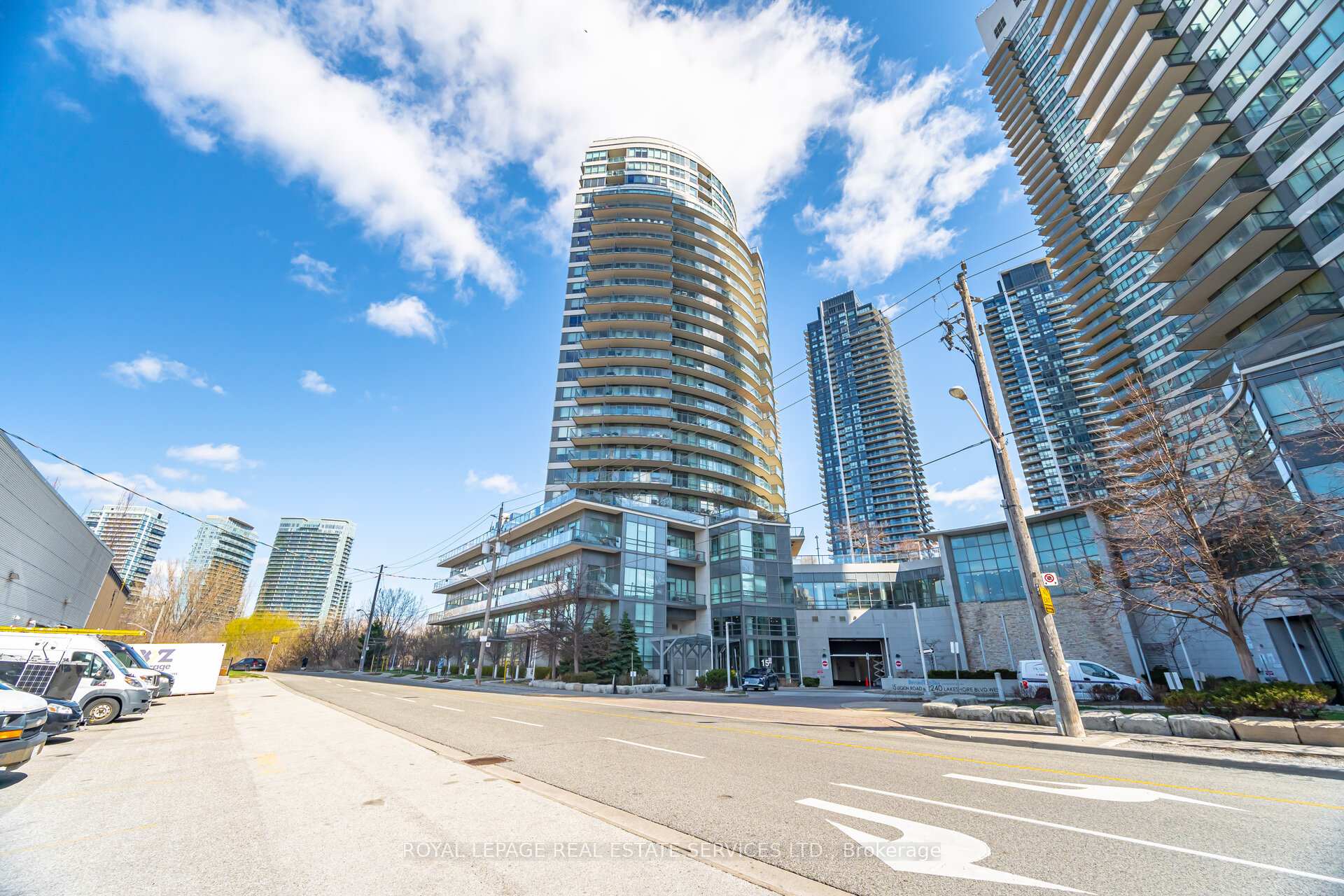 2 Bedrooms Condo at 15 Legion, Toronto For sale