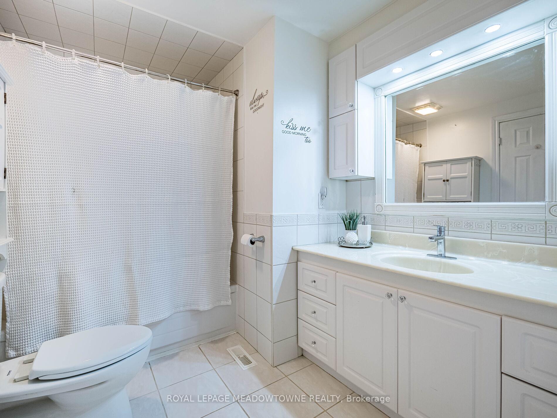 3 Bedrooms Condo at 6780 Formentera, Mississauga For sale