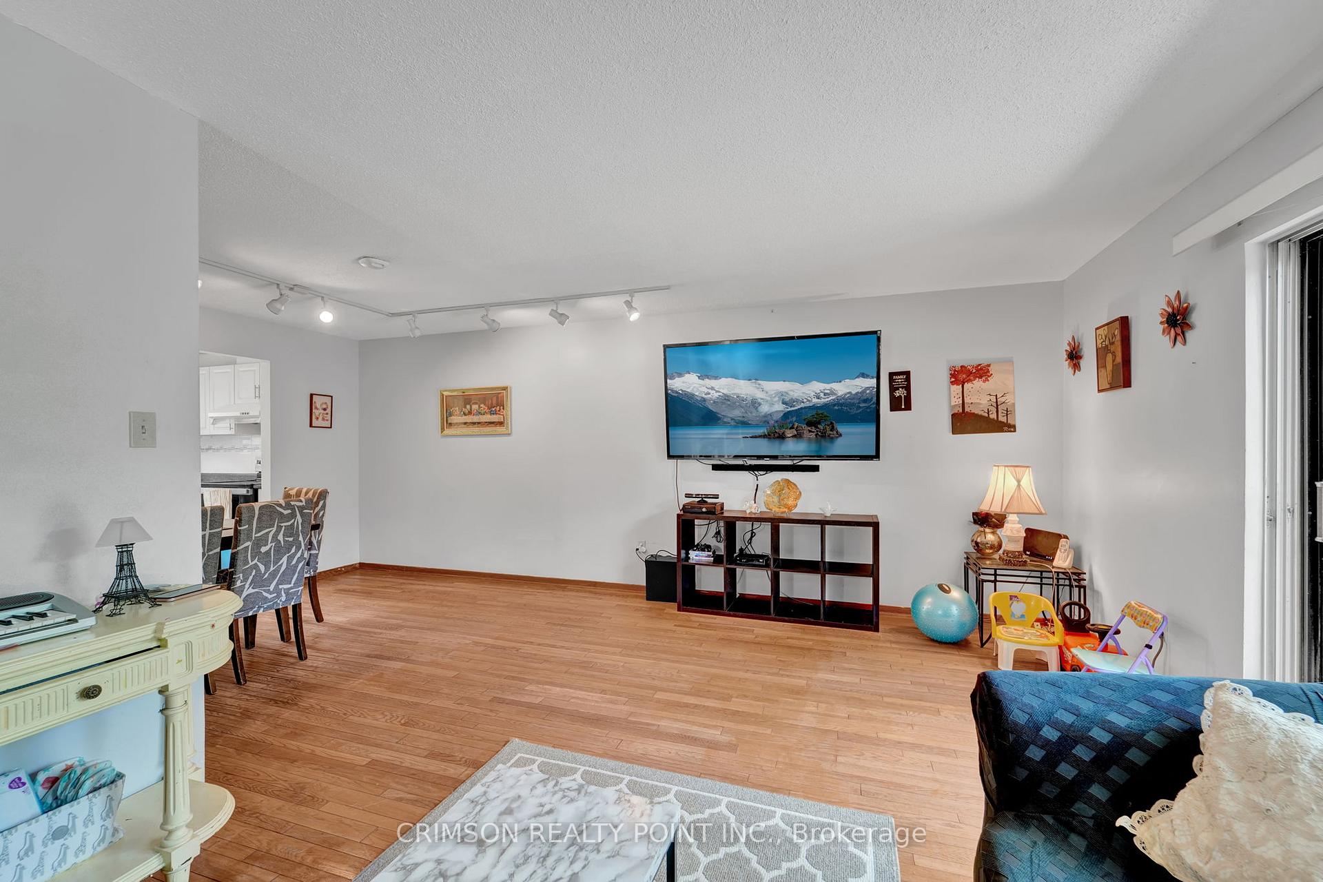 3 Bedrooms Condo at 25 Brimwood, Toronto For sale